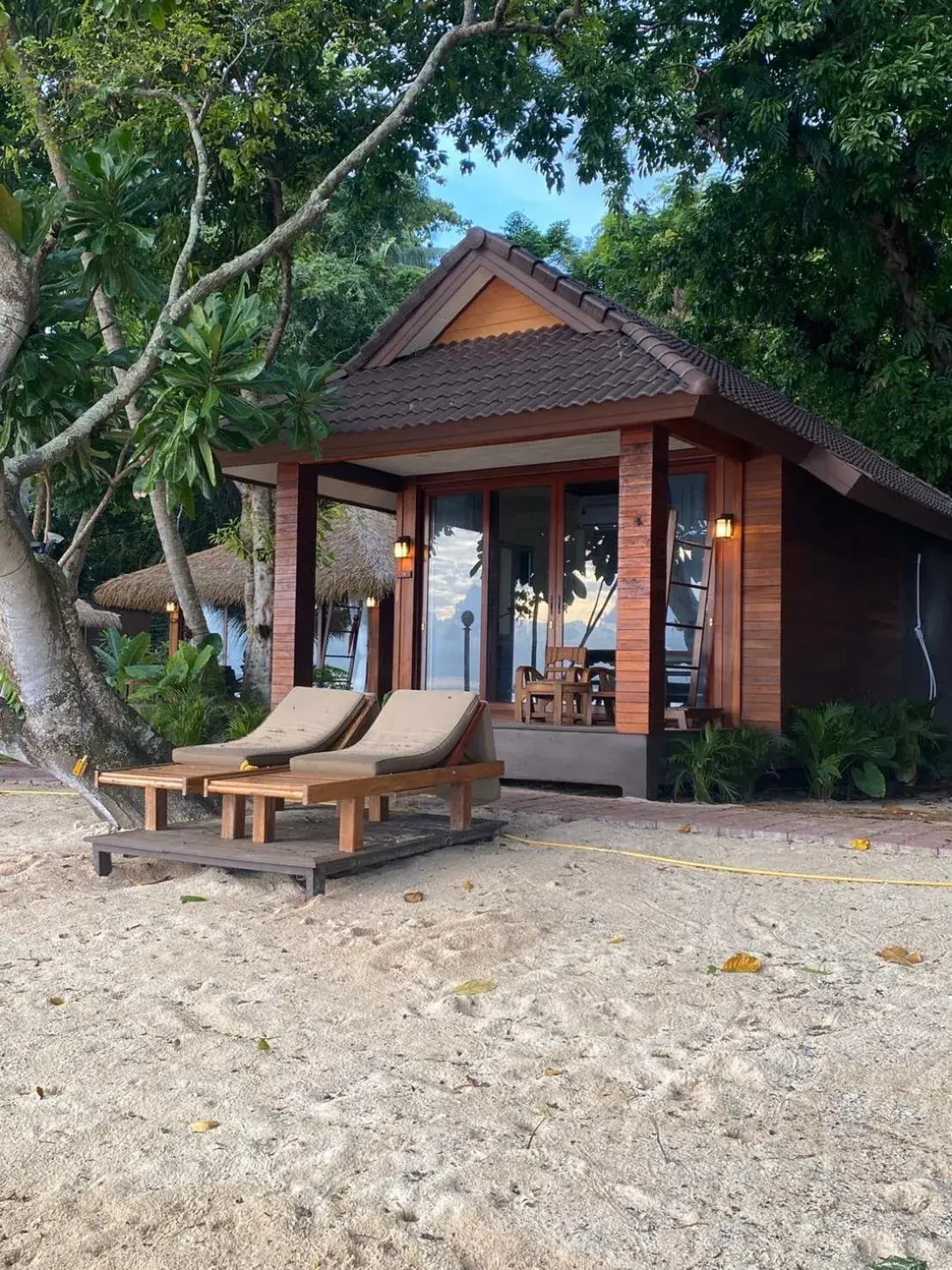 Beachfront Breeze in Mali Kradan Beachfront Breeze in Mali Kradan