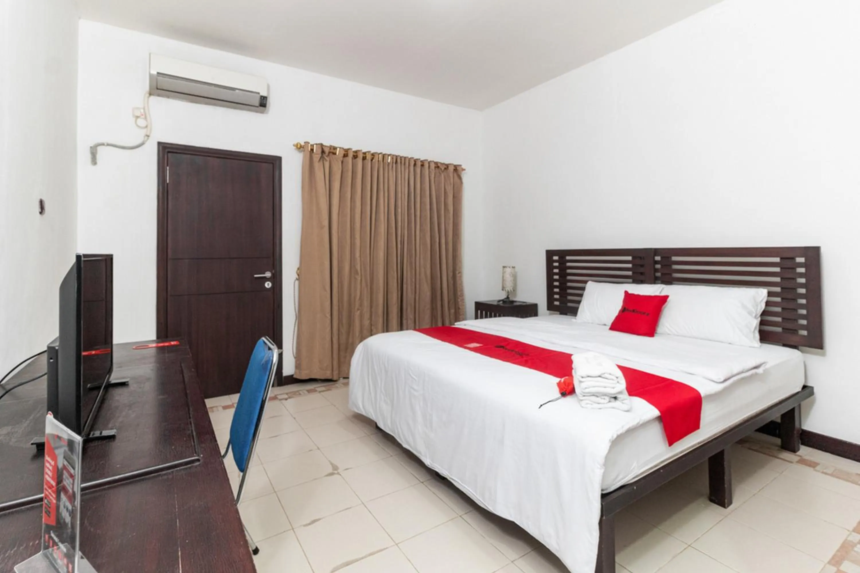 Bed in RedDoorz near Bahu Mall Manado