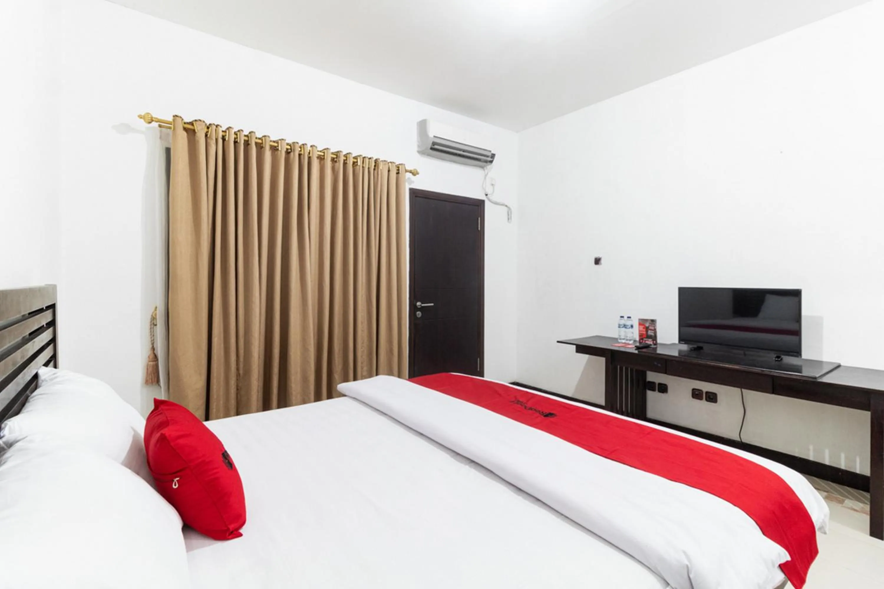 Bed in RedDoorz near Bahu Mall Manado