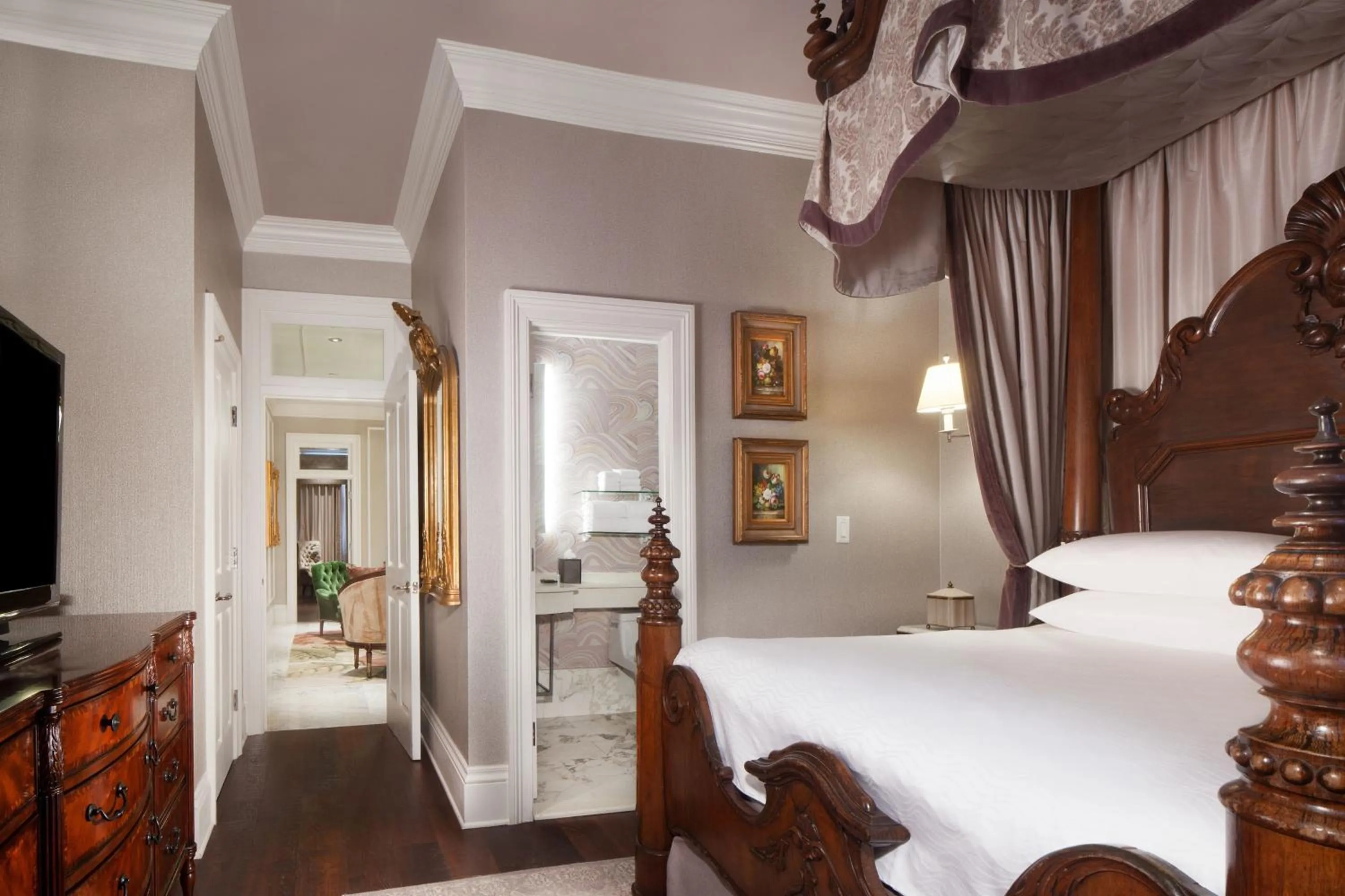 Photo of the whole room, Bed in Le Pavillon, New Orleans, a Tribute Portfolio Hotel
