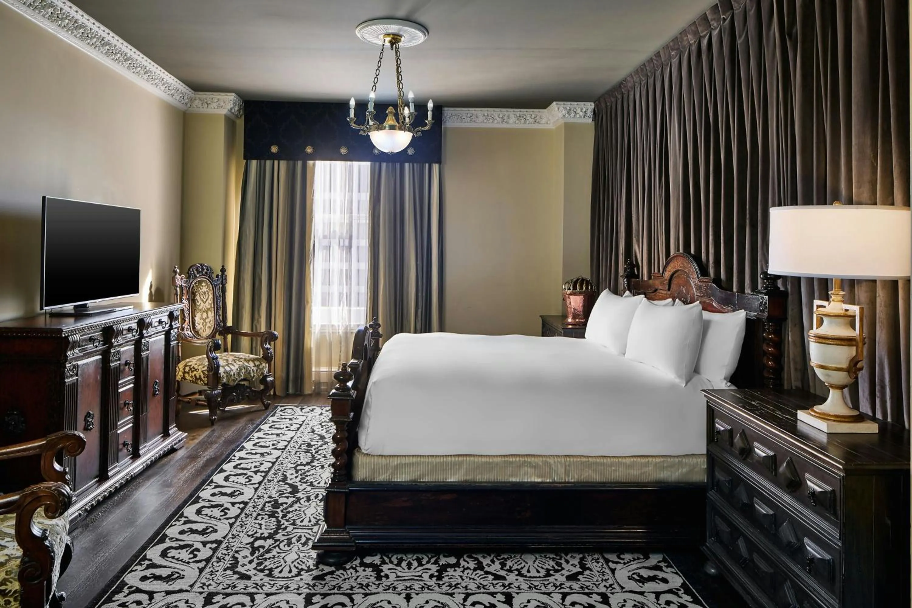 Bedroom, Bed in Le Pavillon, New Orleans, a Tribute Portfolio Hotel
