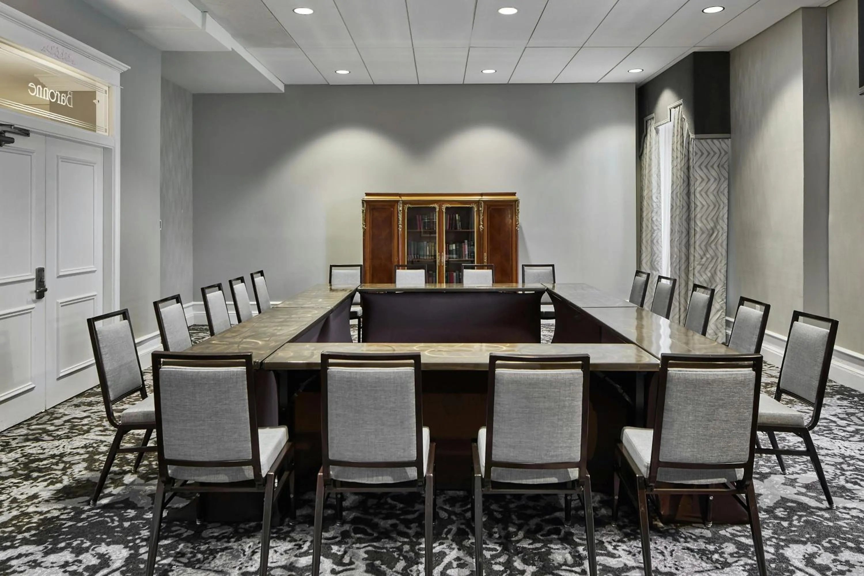 Lounge or bar in Le Pavillon, New Orleans, a Tribute Portfolio Hotel