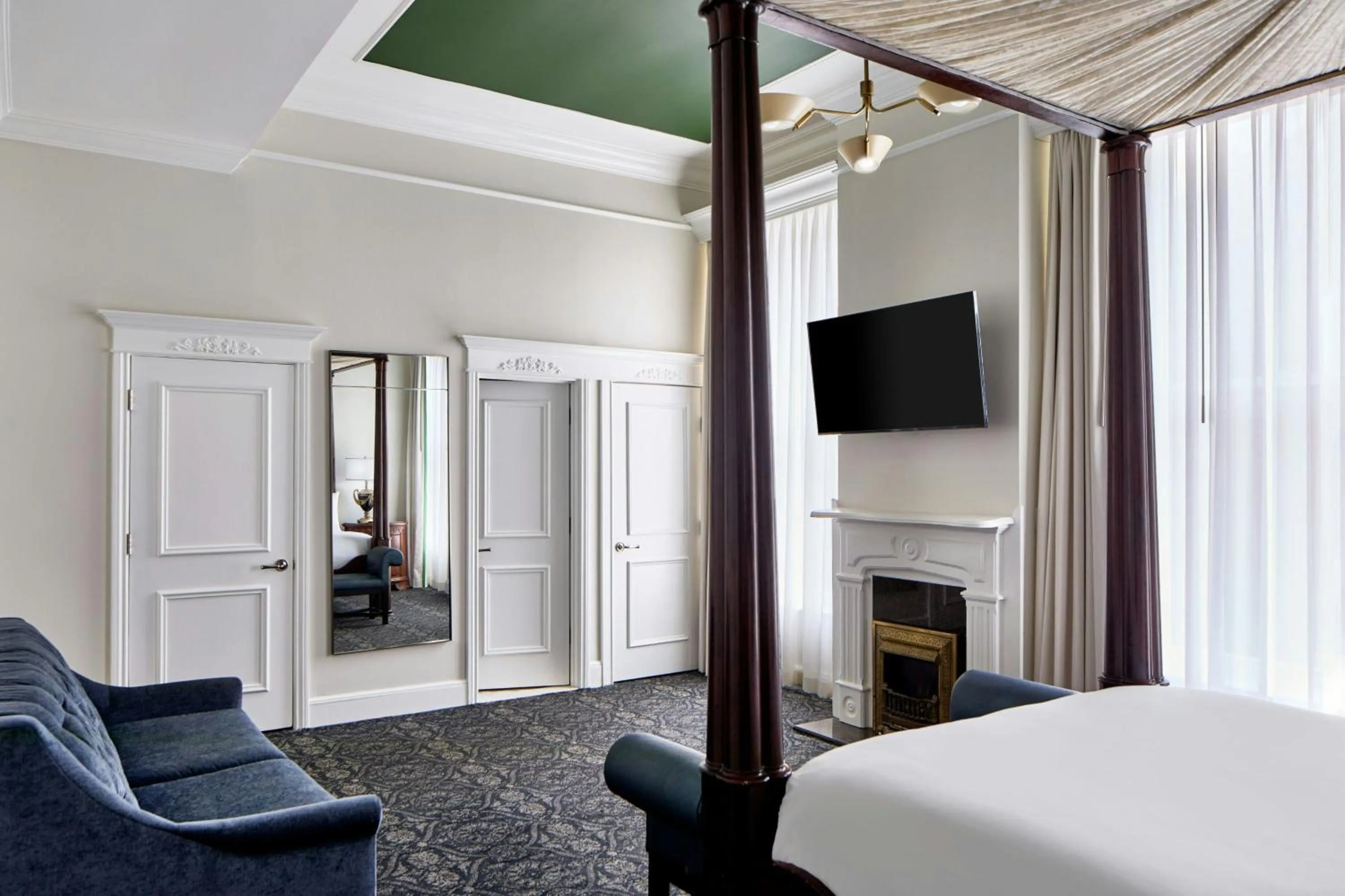 Photo of the whole room, Bed in Le Pavillon, New Orleans, a Tribute Portfolio Hotel