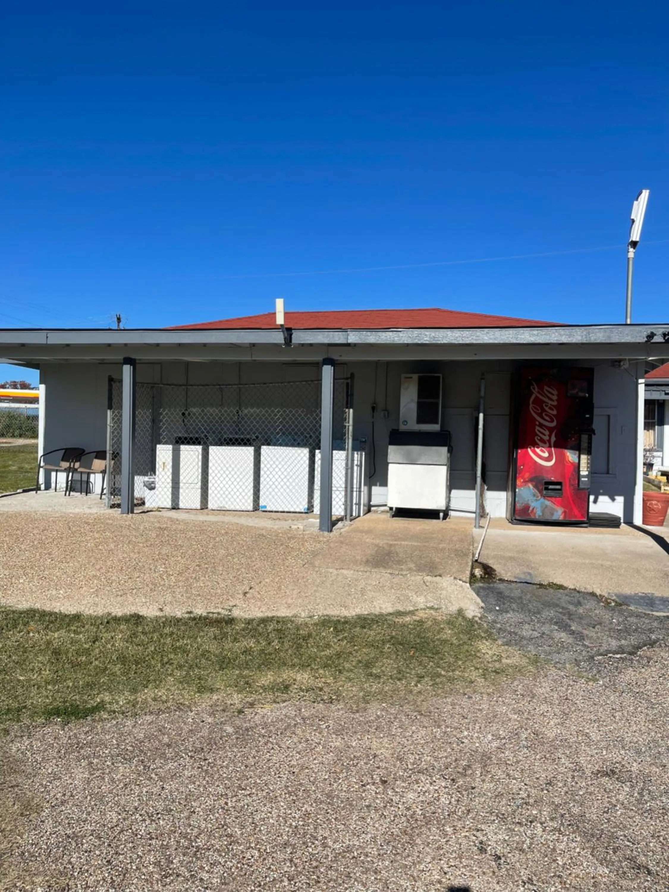 Property building in Budget Inn Buffalo