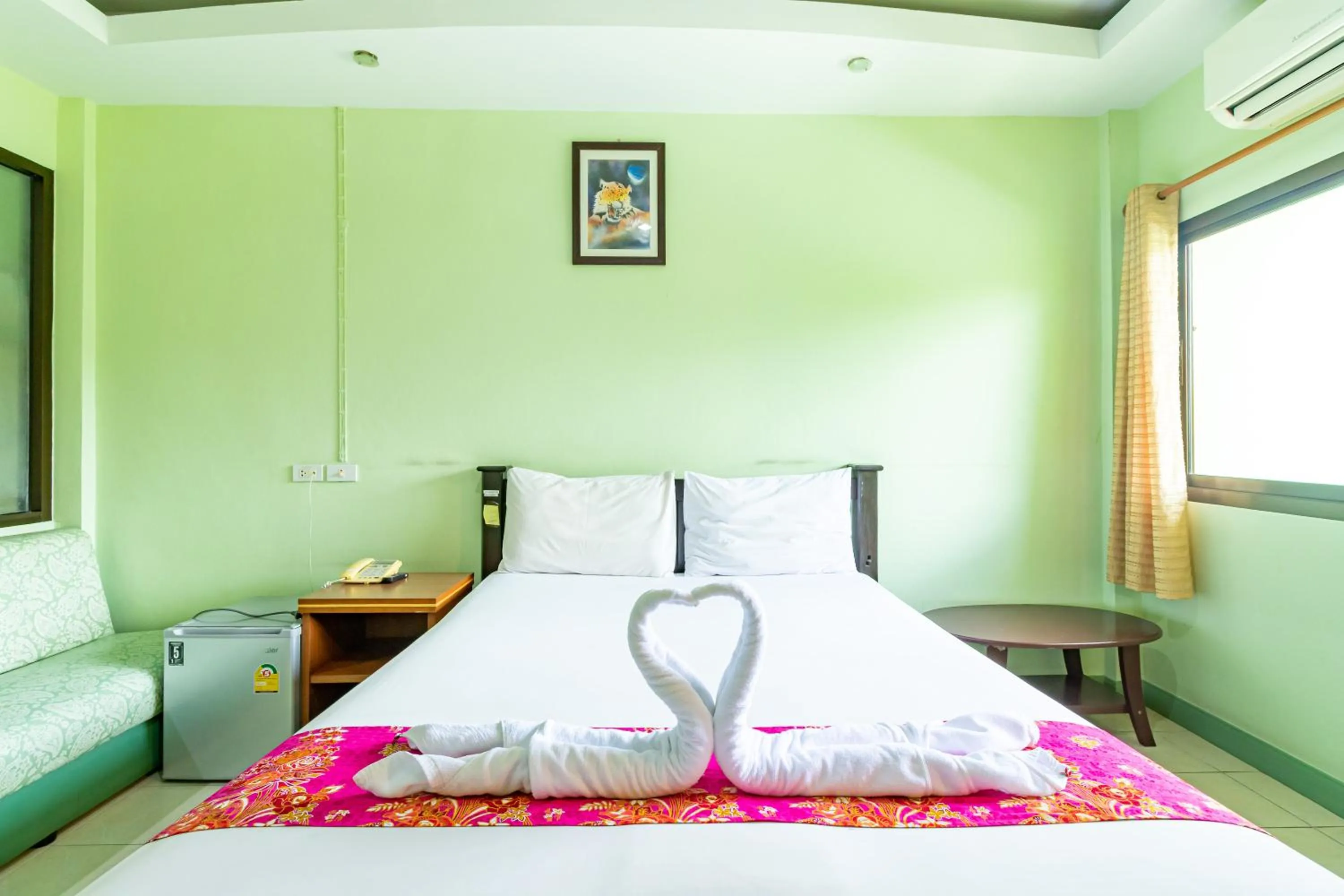 Photo of the whole room, Bed in Khum Suk Resort