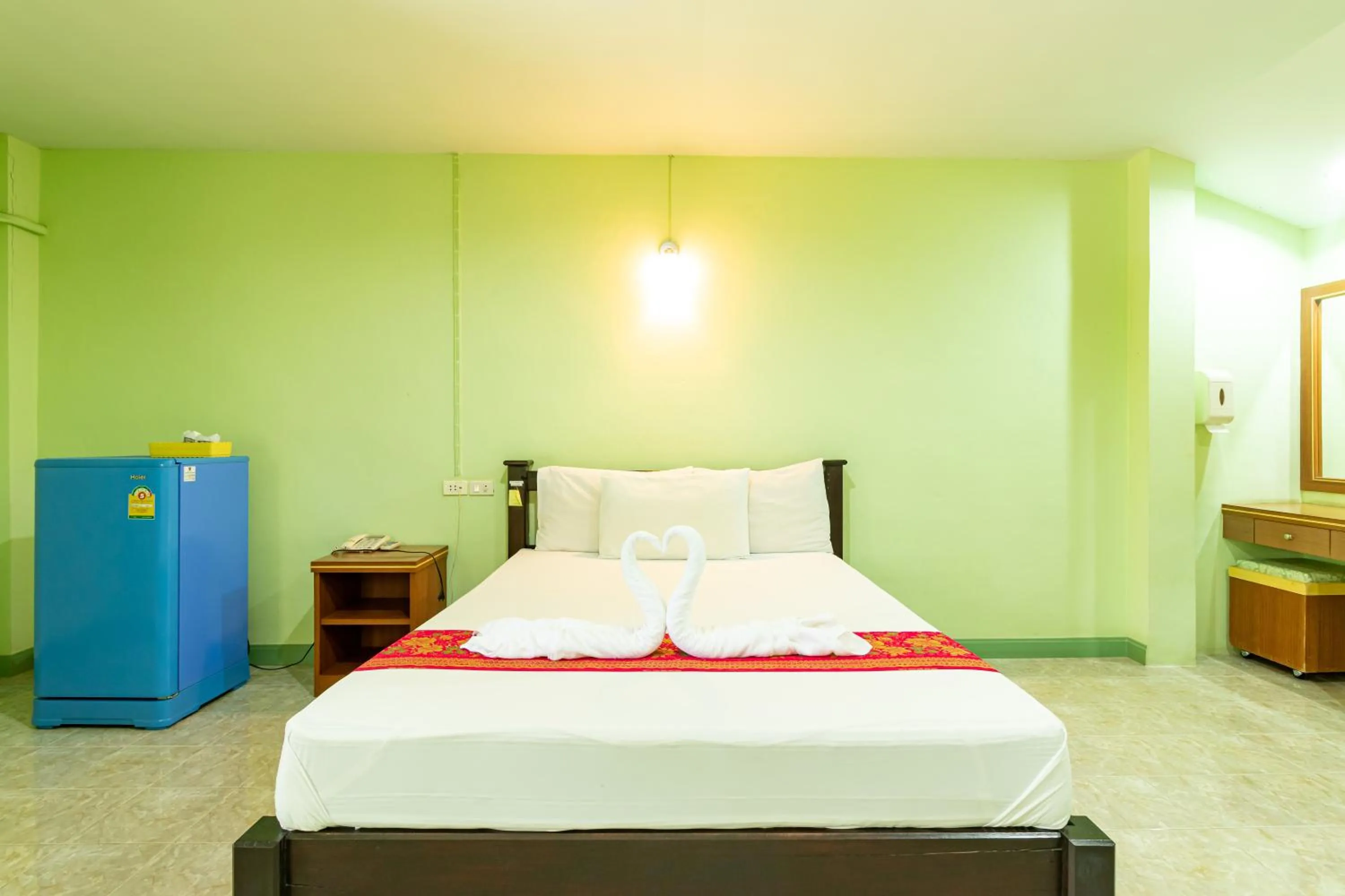 Photo of the whole room, Bed in Khum Suk Resort