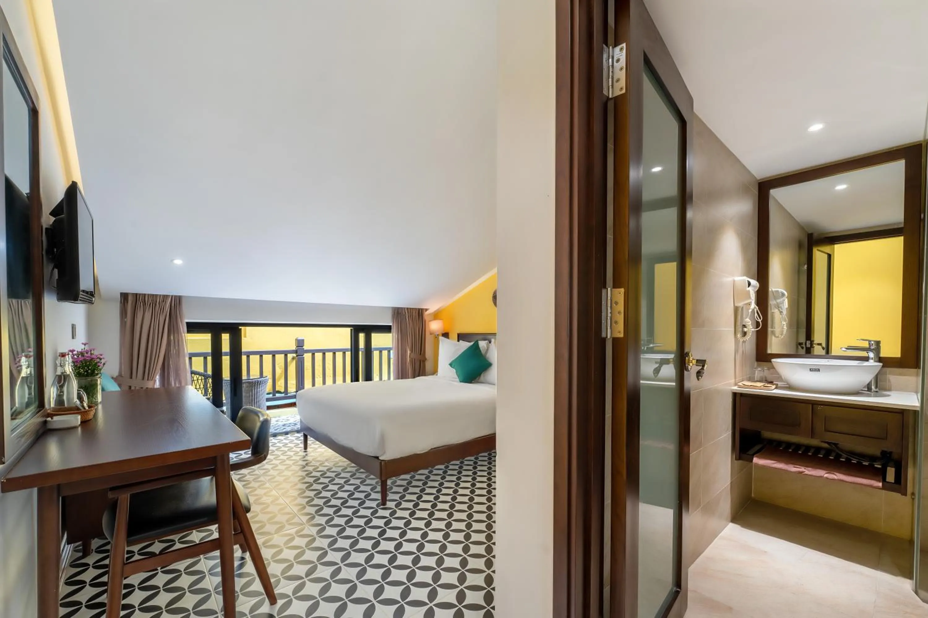 hair dresser, Bed in Villa Soleil Hoi An