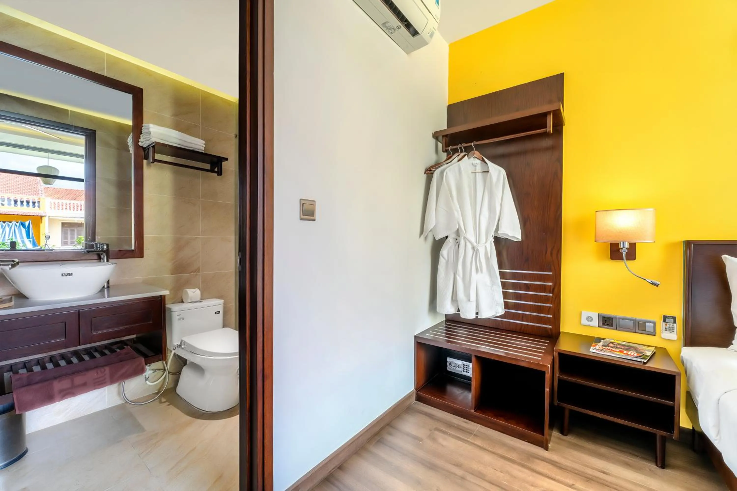 Toilet, Bed in Villa Soleil Hoi An