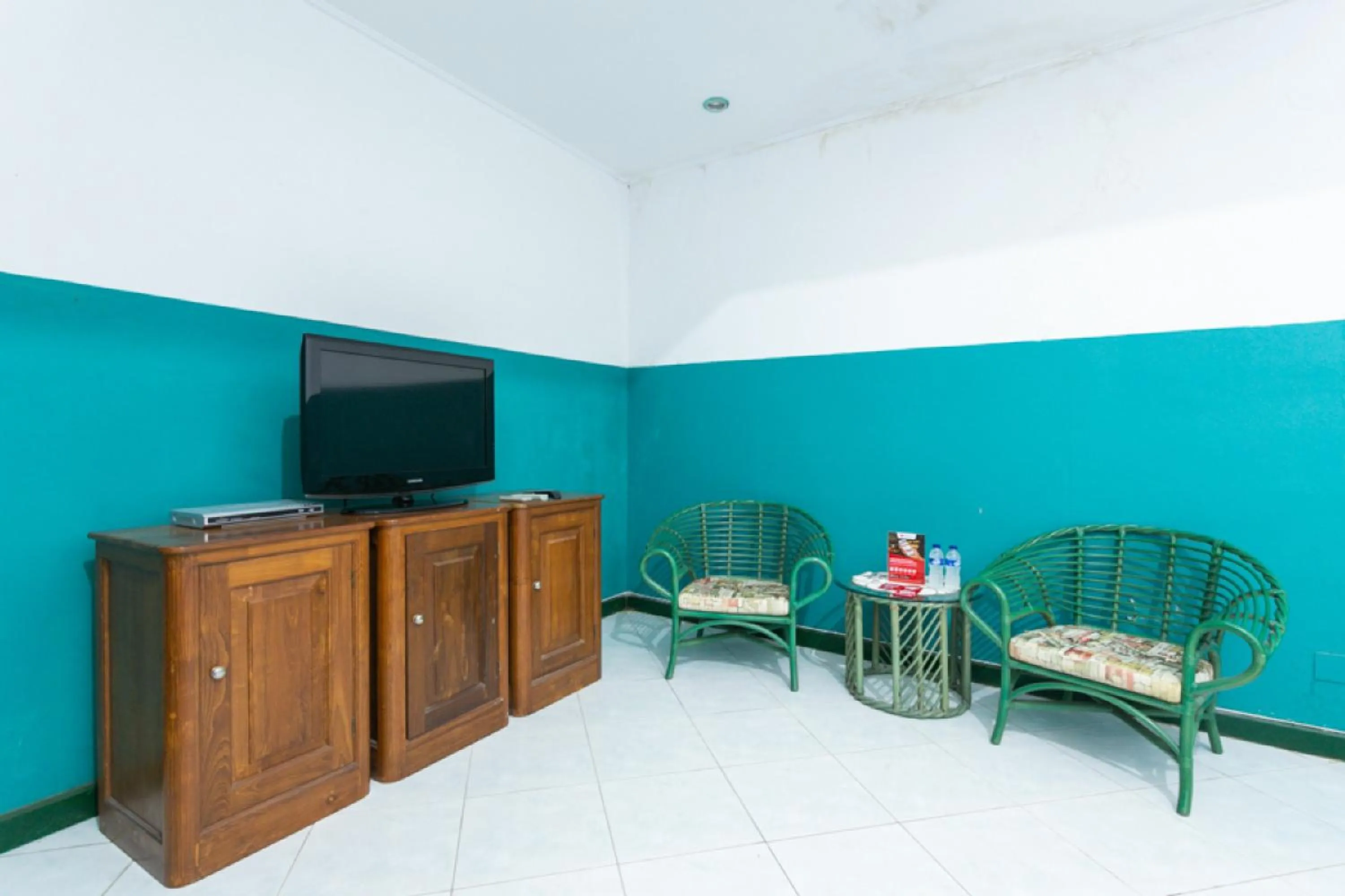 TV and multimedia in RedDoorz Syariah near Alun Alun Magelang Bayeman