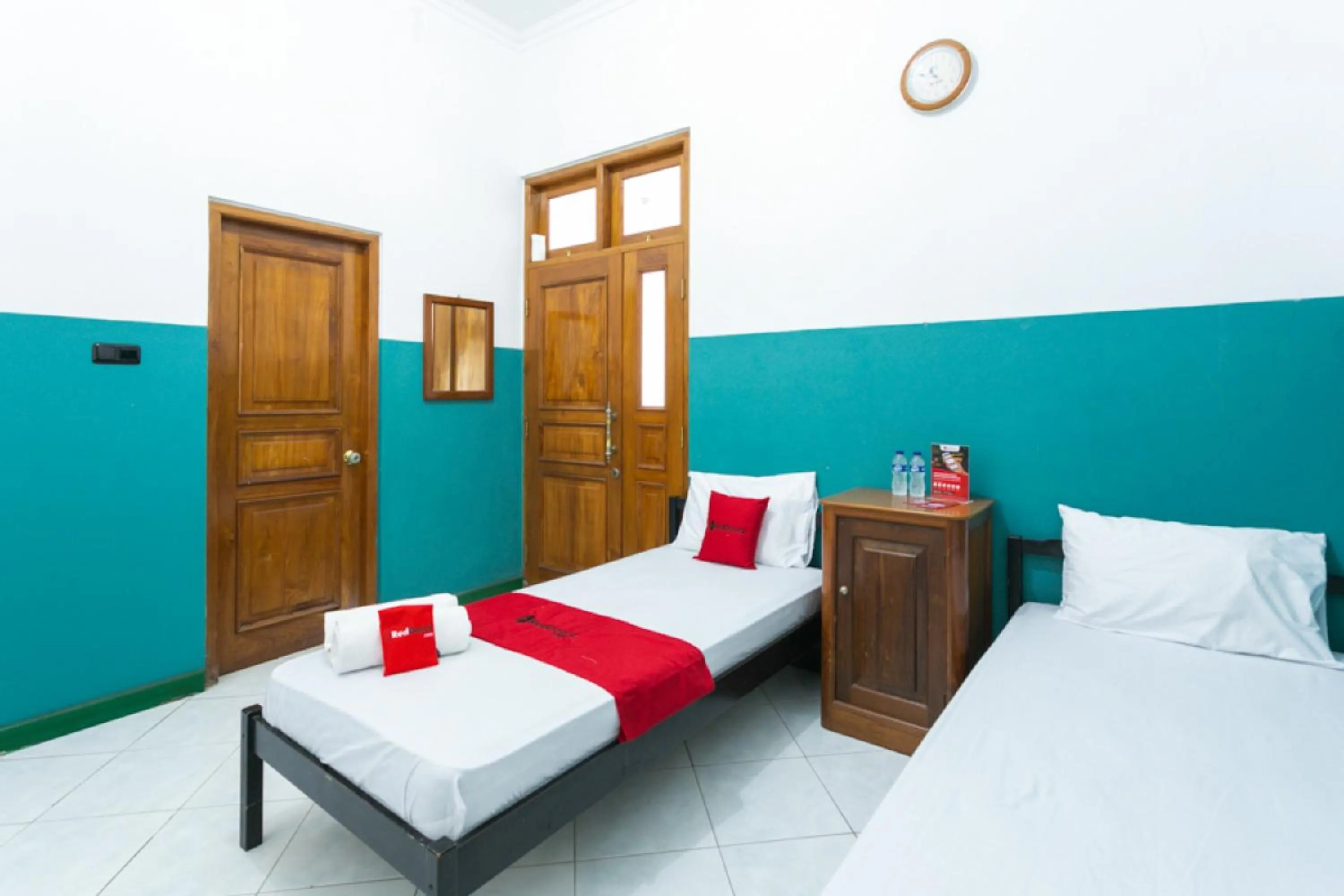 Bedroom, Bed in RedDoorz Syariah near Alun Alun Magelang Bayeman