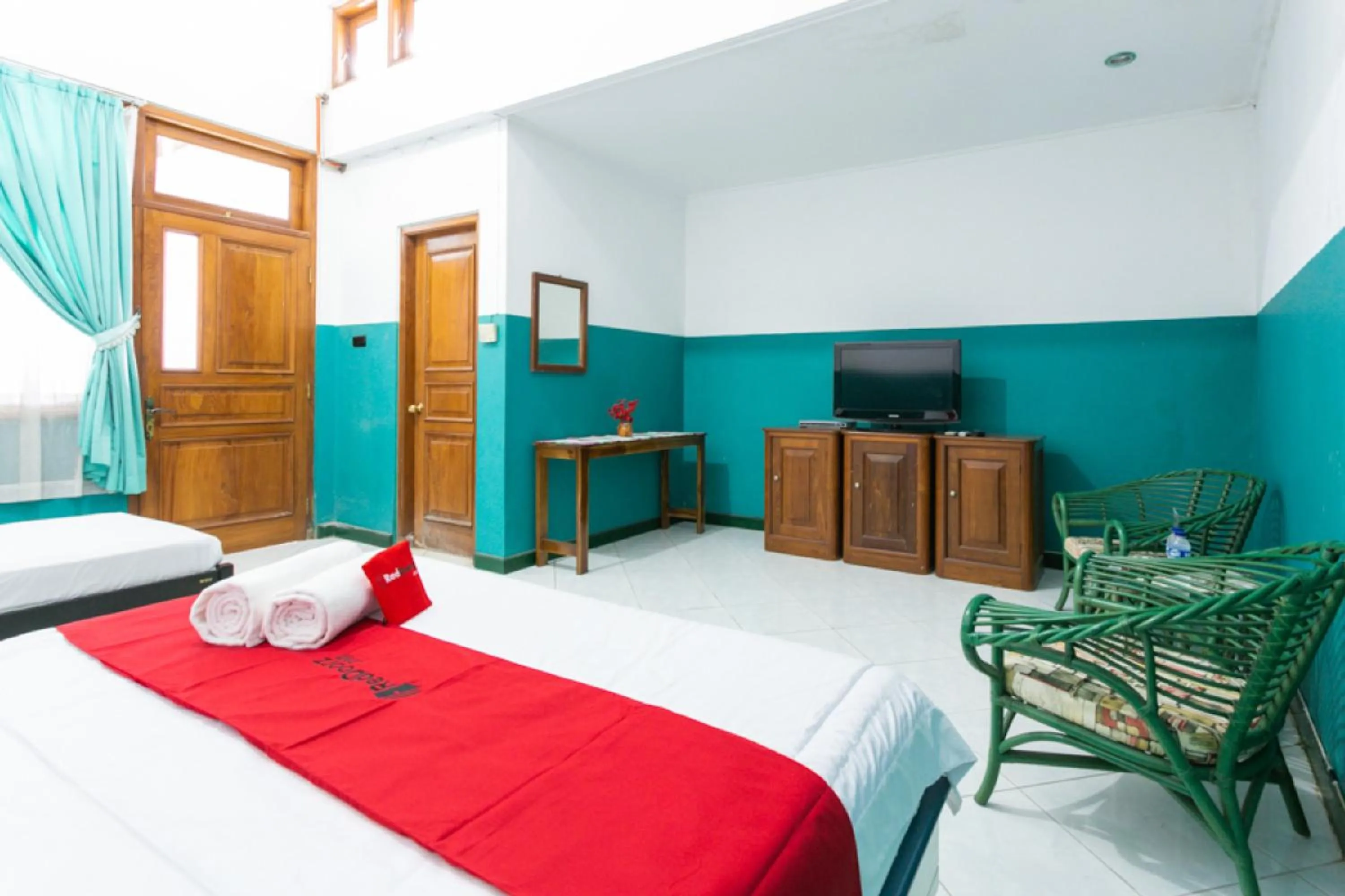 Bedroom, Bed in RedDoorz Syariah near Alun Alun Magelang Bayeman
