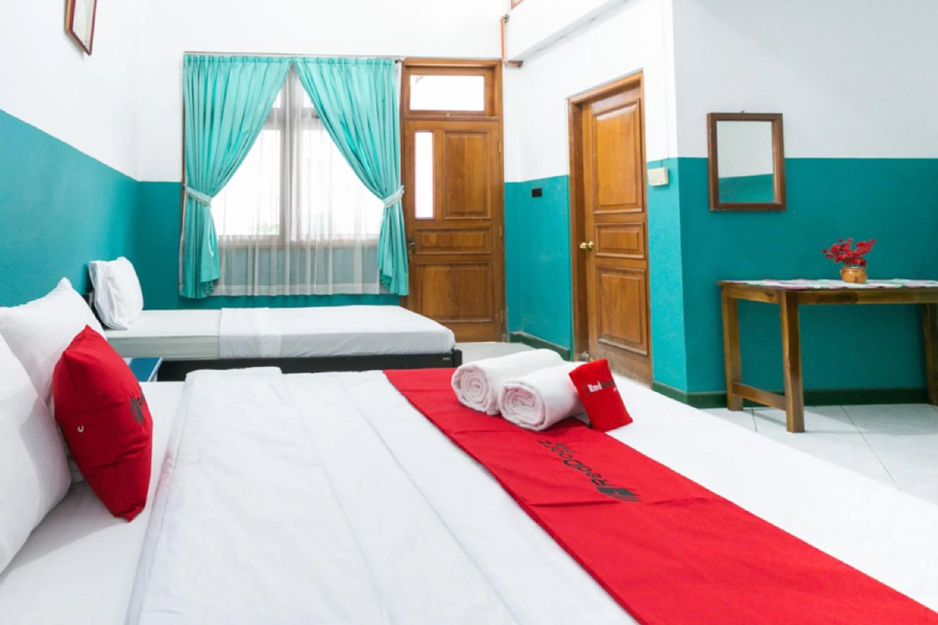 Bedroom, Bed in RedDoorz Syariah near Alun Alun Magelang Bayeman