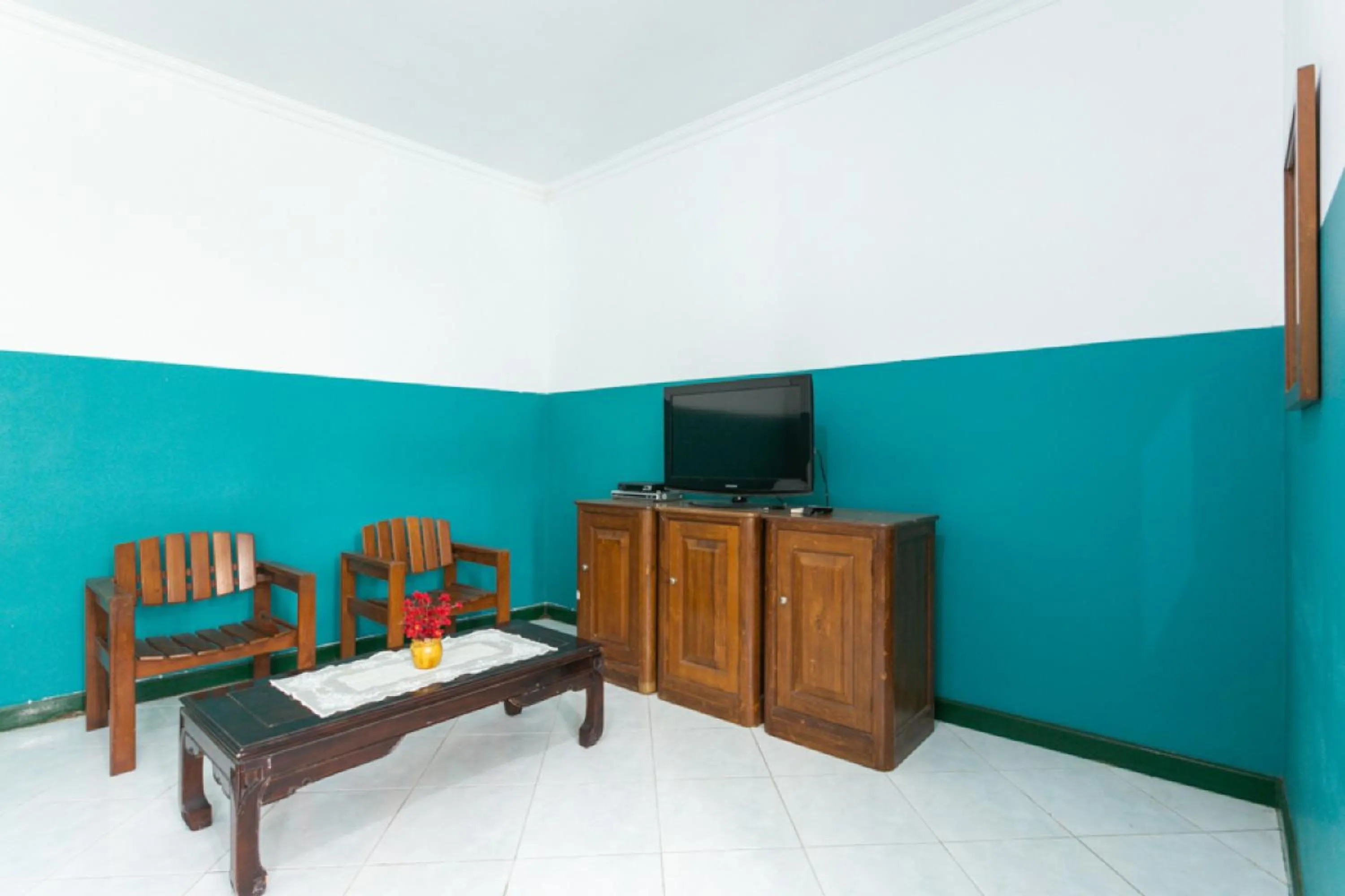 TV and multimedia in RedDoorz Syariah near Alun Alun Magelang Bayeman