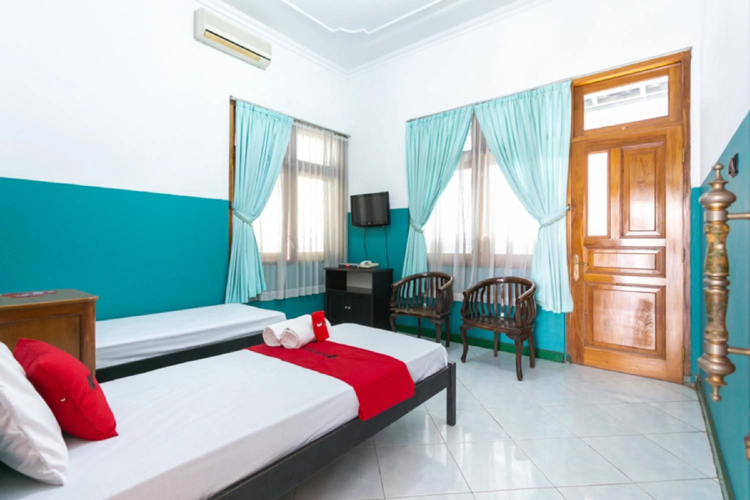 Bedroom, Bed in RedDoorz Syariah near Alun Alun Magelang Bayeman