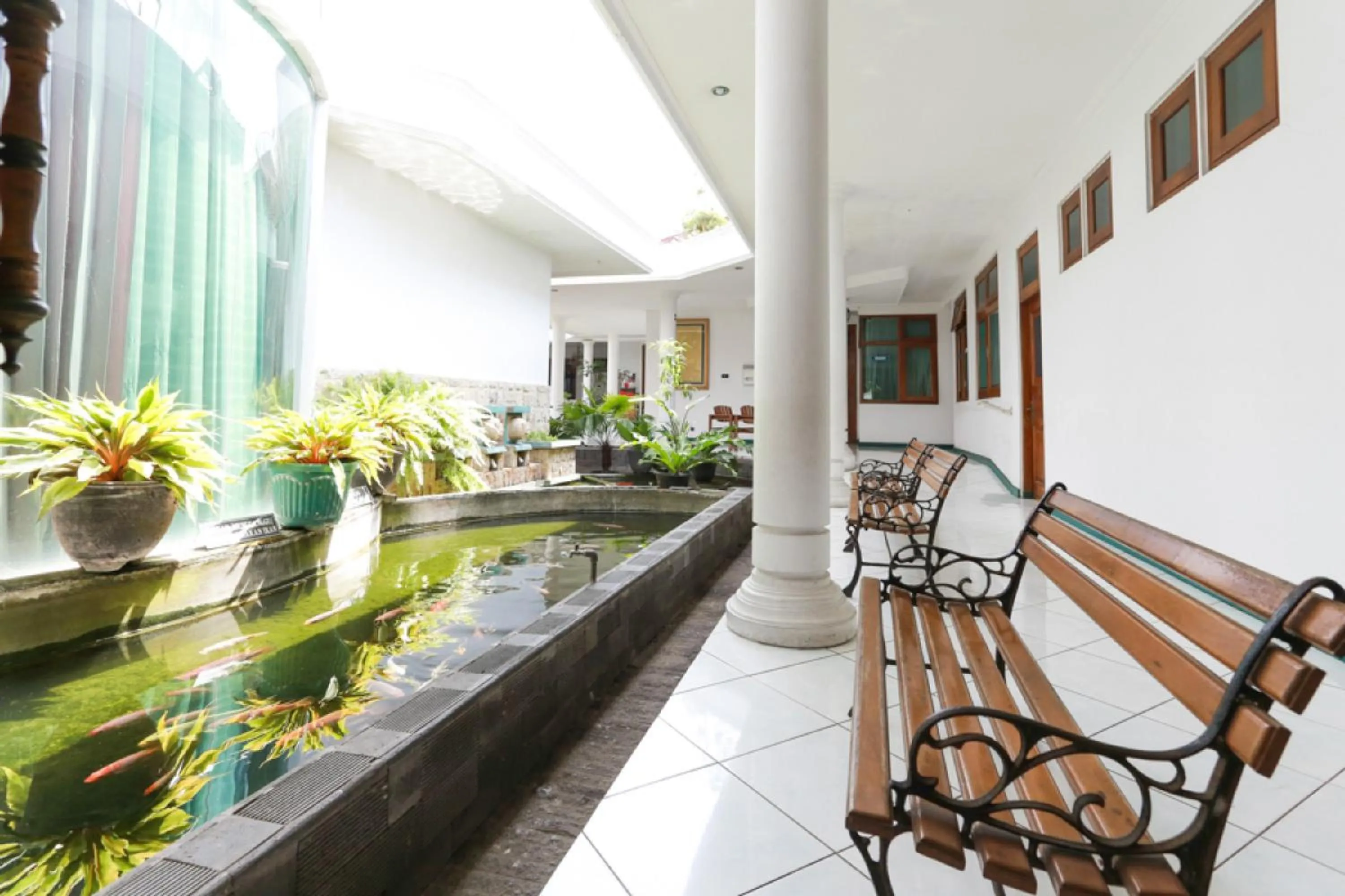 Seating area in RedDoorz Syariah near Alun Alun Magelang Bayeman