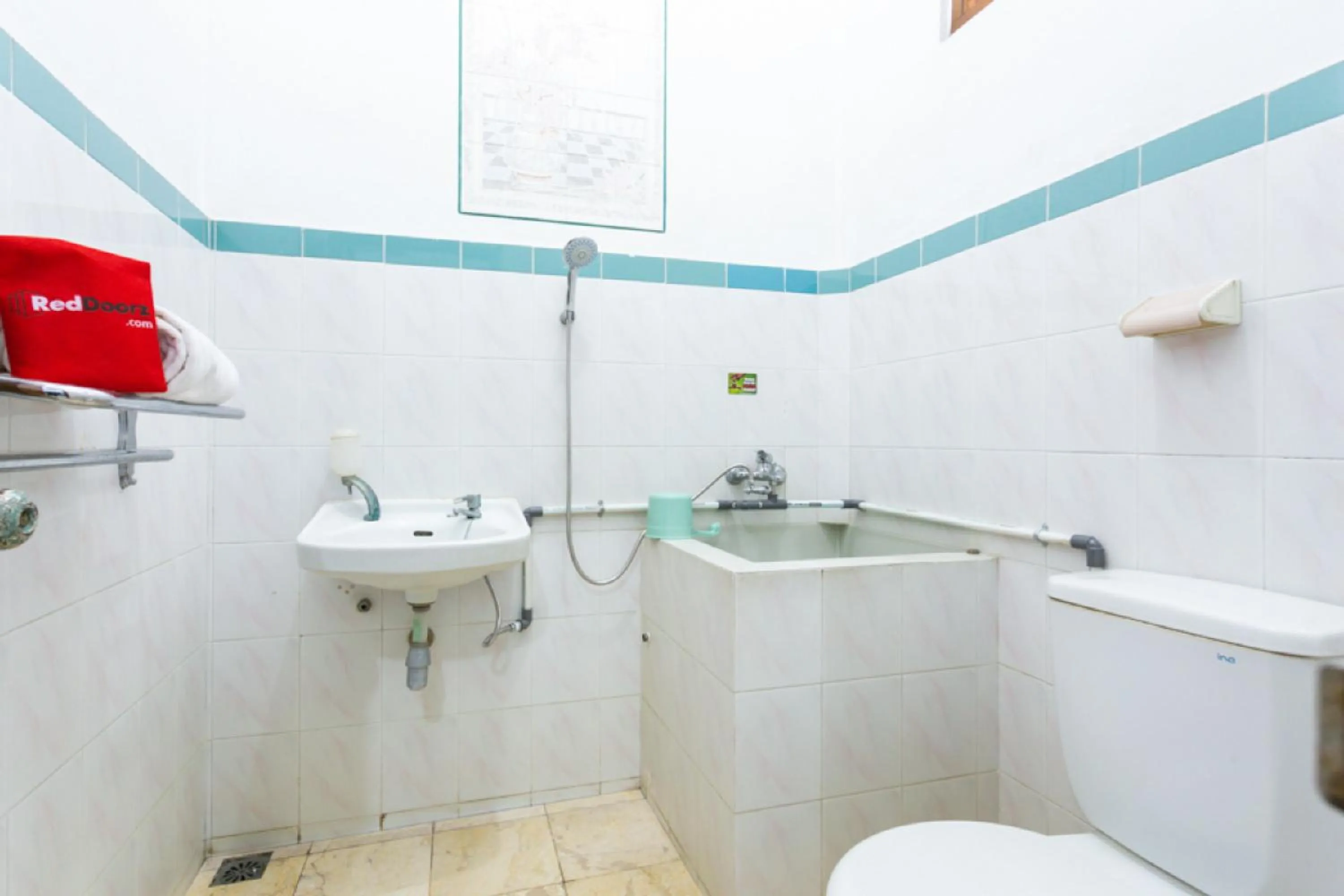 Bathroom in RedDoorz Syariah near Alun Alun Magelang Bayeman