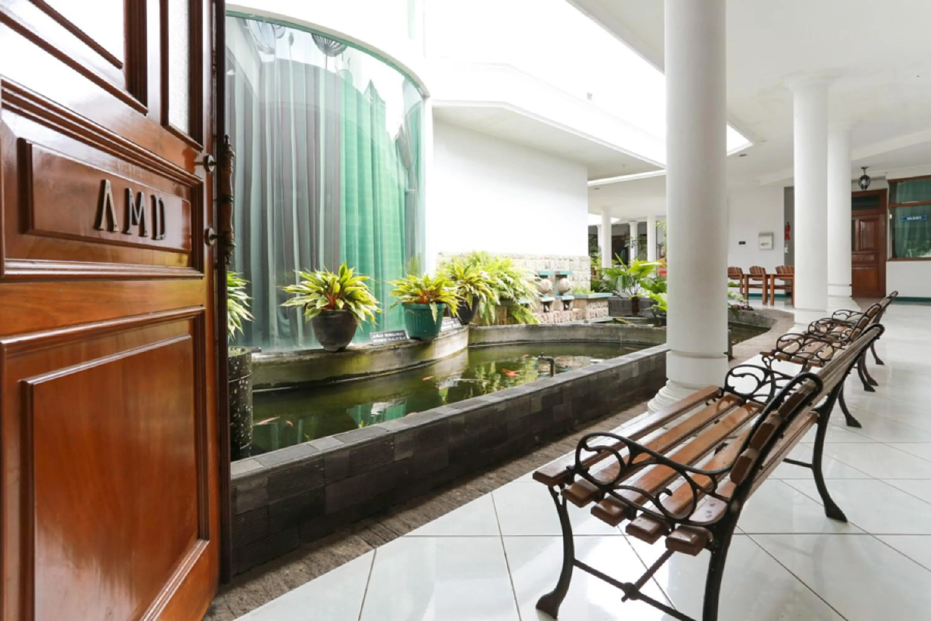 Seating area in RedDoorz Syariah near Alun Alun Magelang Bayeman