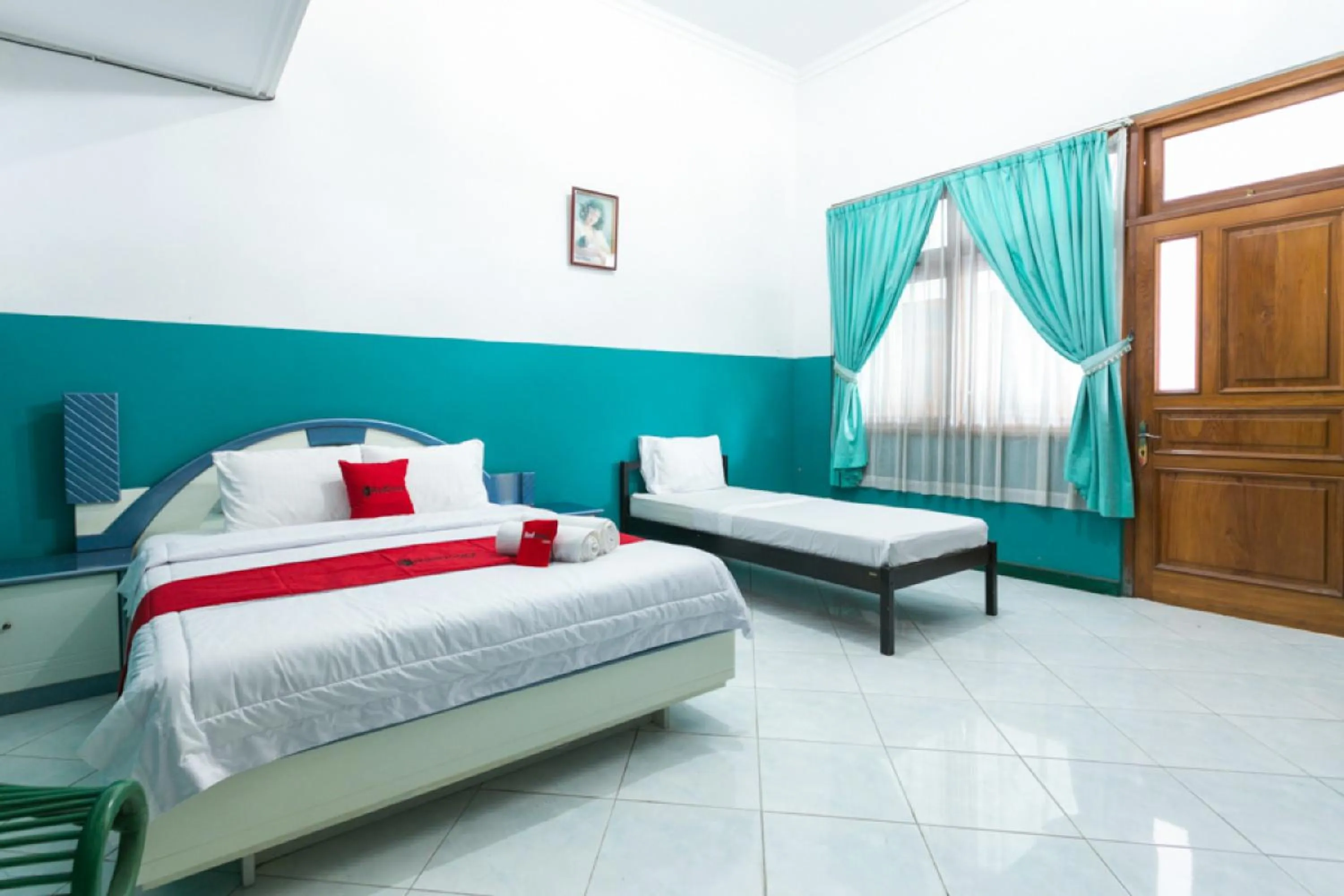Bedroom, Bed in RedDoorz Syariah near Alun Alun Magelang Bayeman
