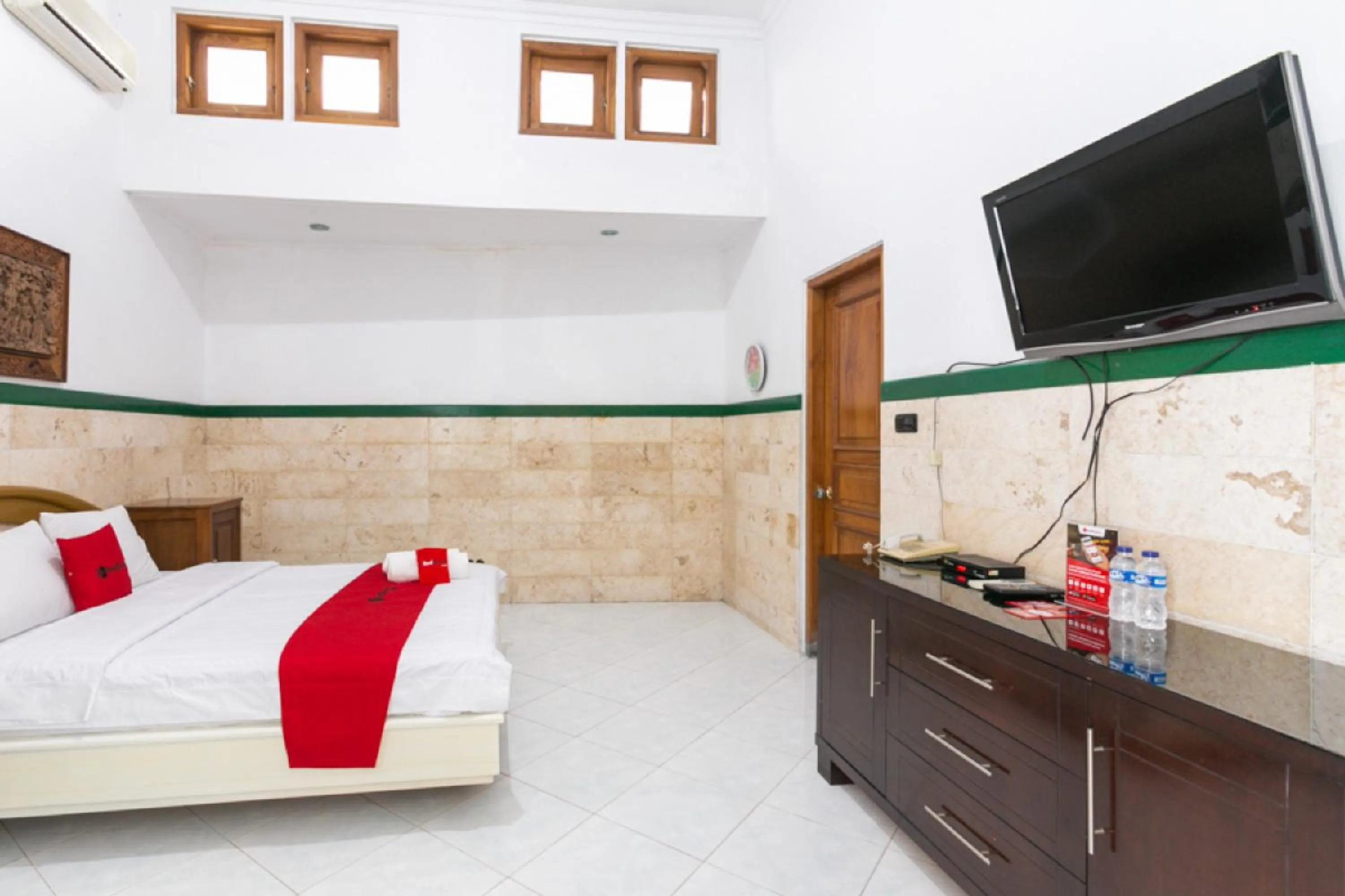 Bedroom, Bed in RedDoorz Syariah near Alun Alun Magelang Bayeman