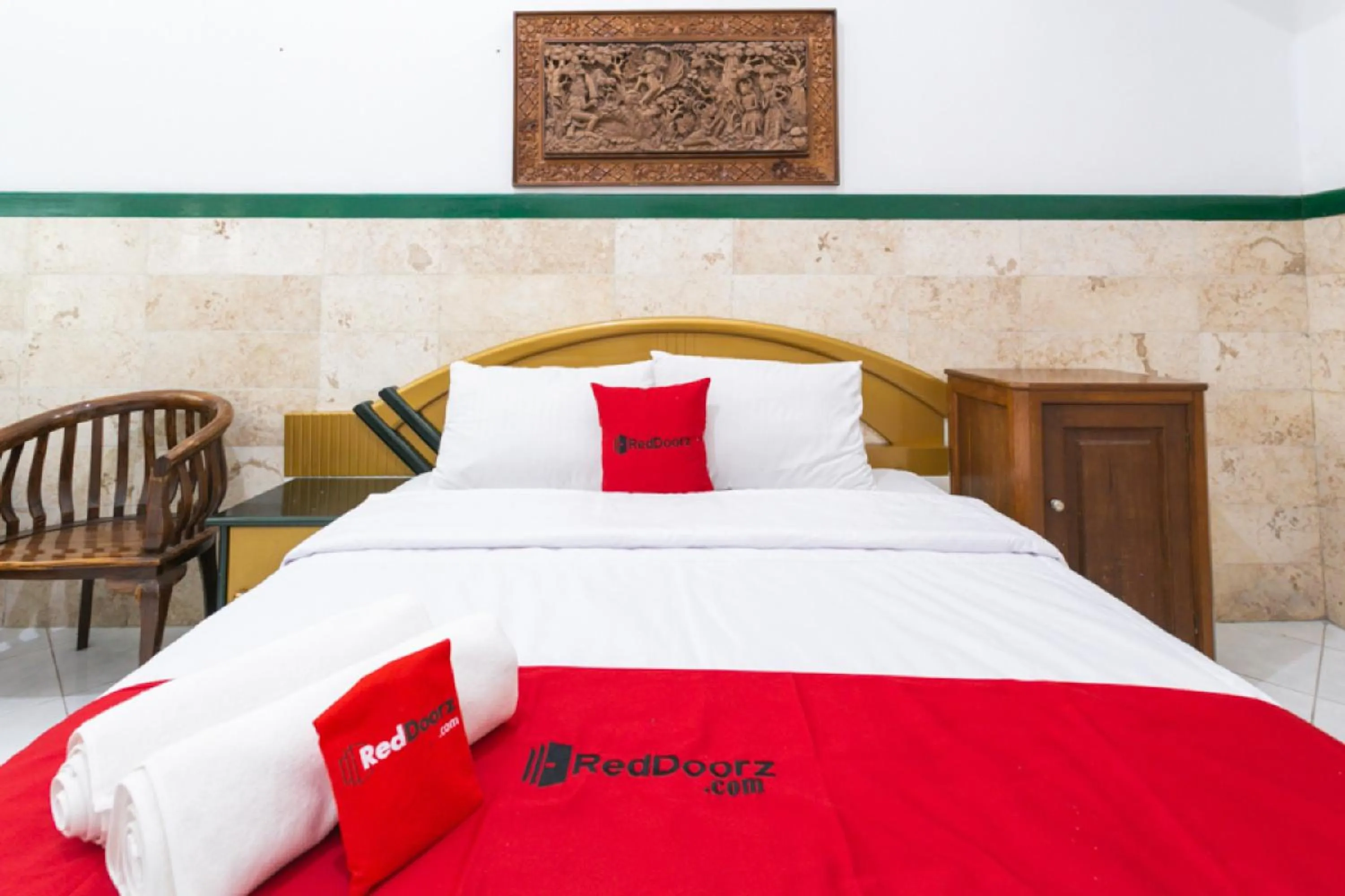 Bedroom, Bed in RedDoorz Syariah near Alun Alun Magelang Bayeman