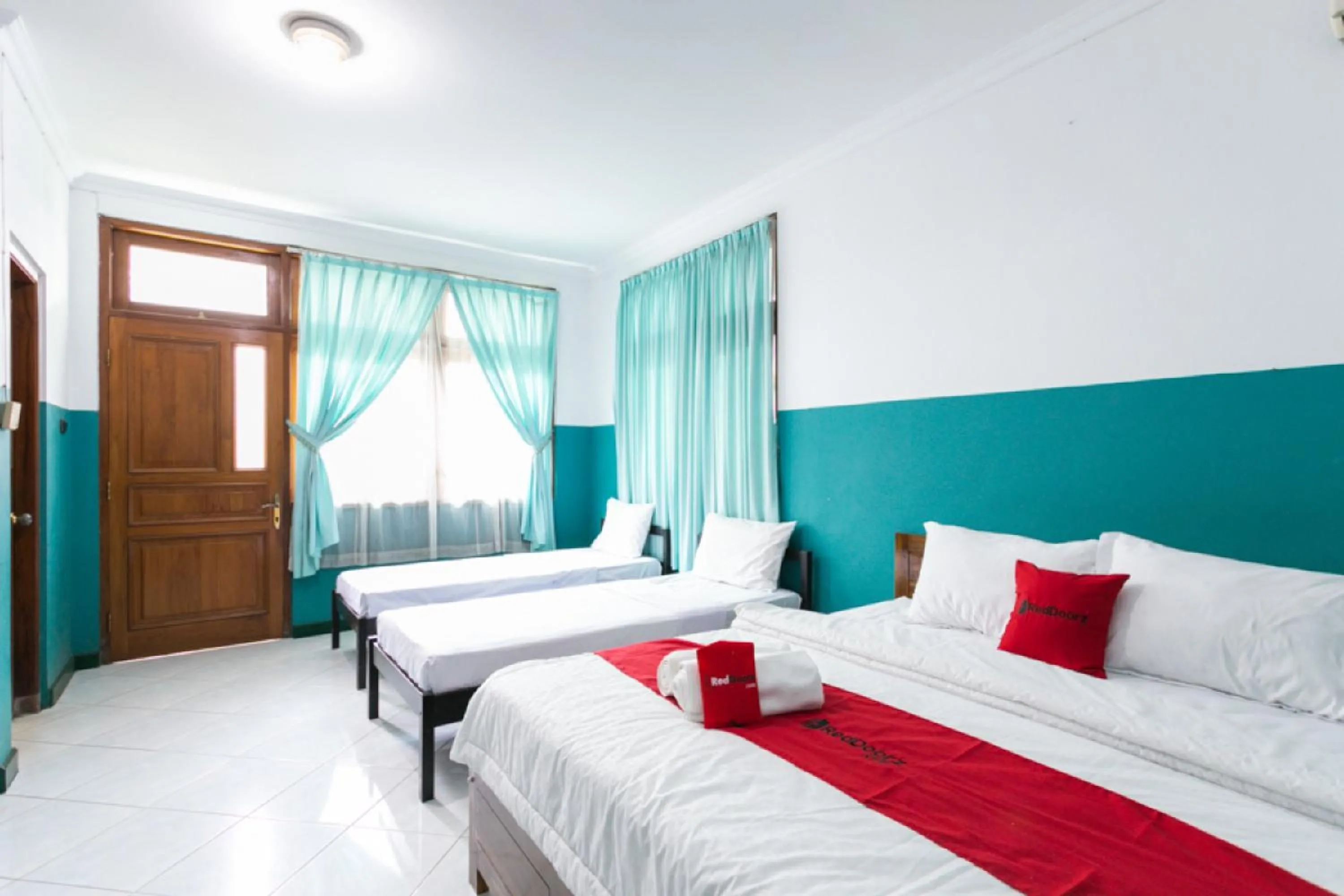 Bedroom, Bed in RedDoorz Syariah near Alun Alun Magelang Bayeman