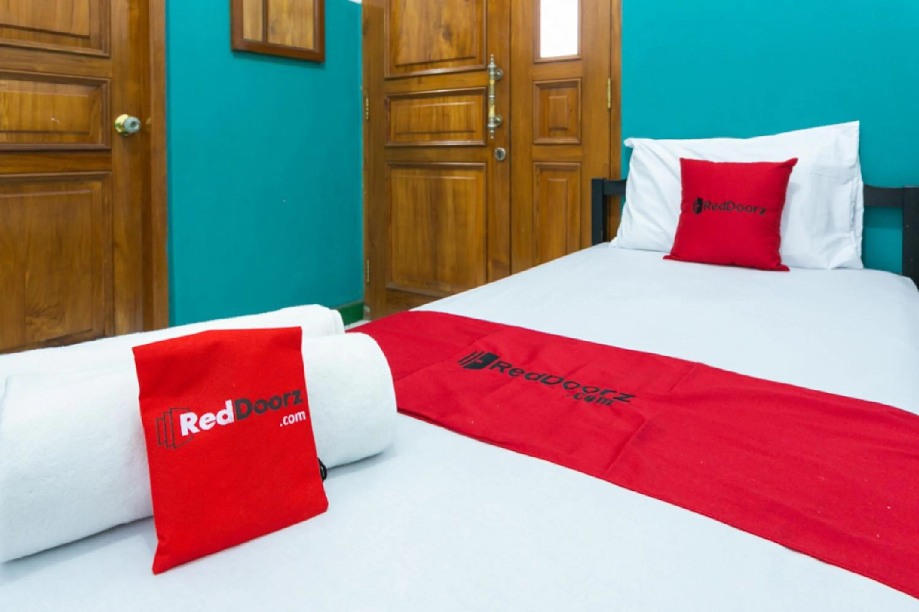 Bedroom, Bed in RedDoorz Syariah near Alun Alun Magelang Bayeman