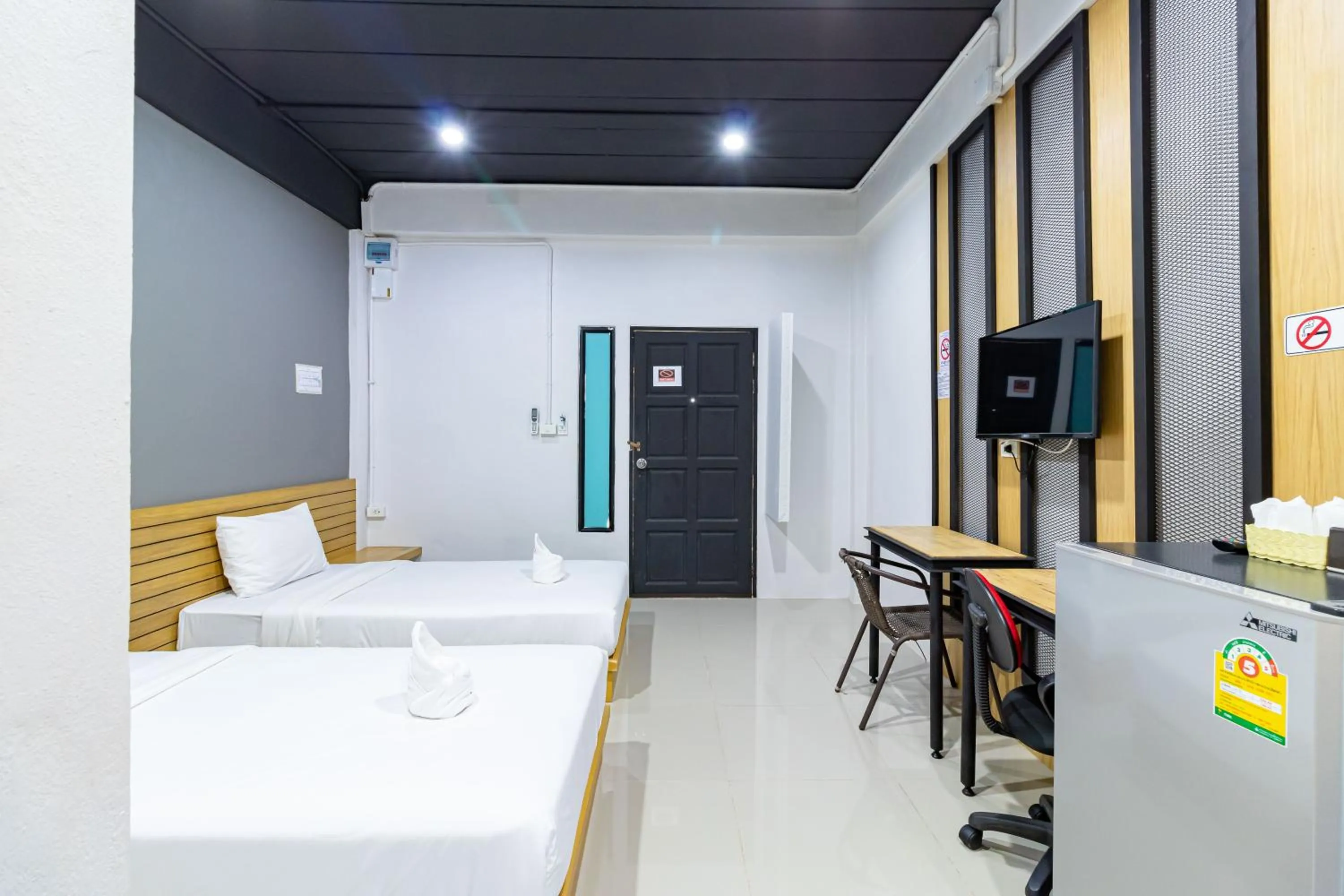 Photo of the whole room, Bed in CS Klongtoey Grand Resort