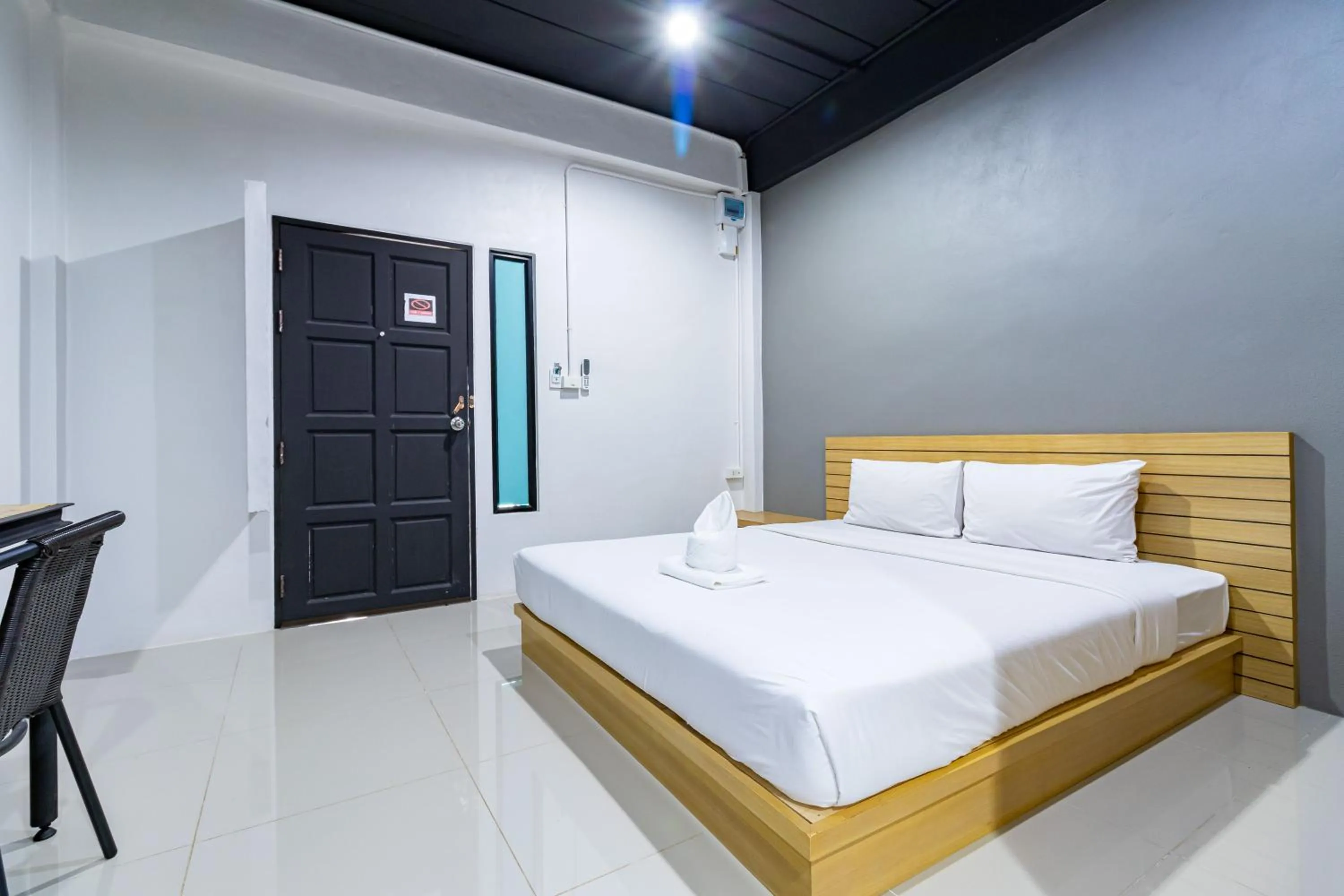 Bedroom, Bed in CS Klongtoey Grand Resort