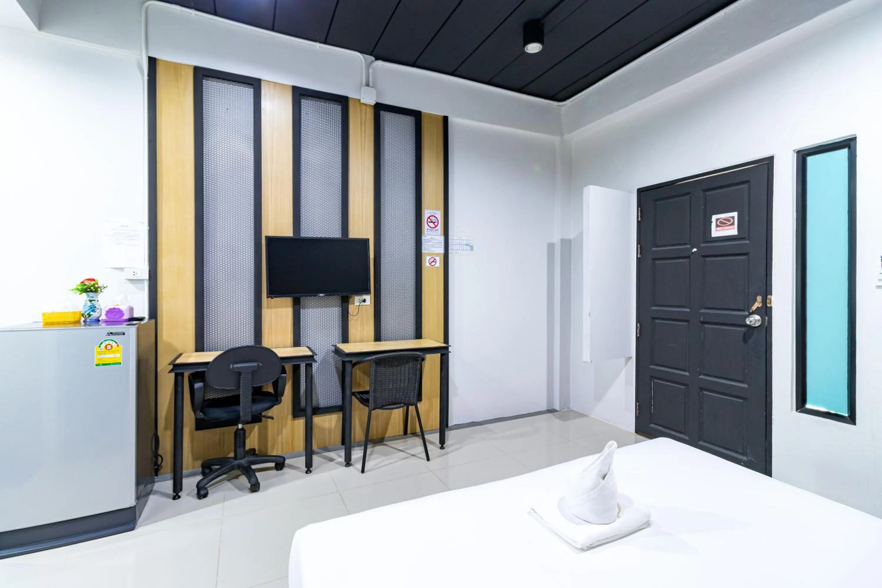 Seating area, Bed in CS Klongtoey Grand Resort