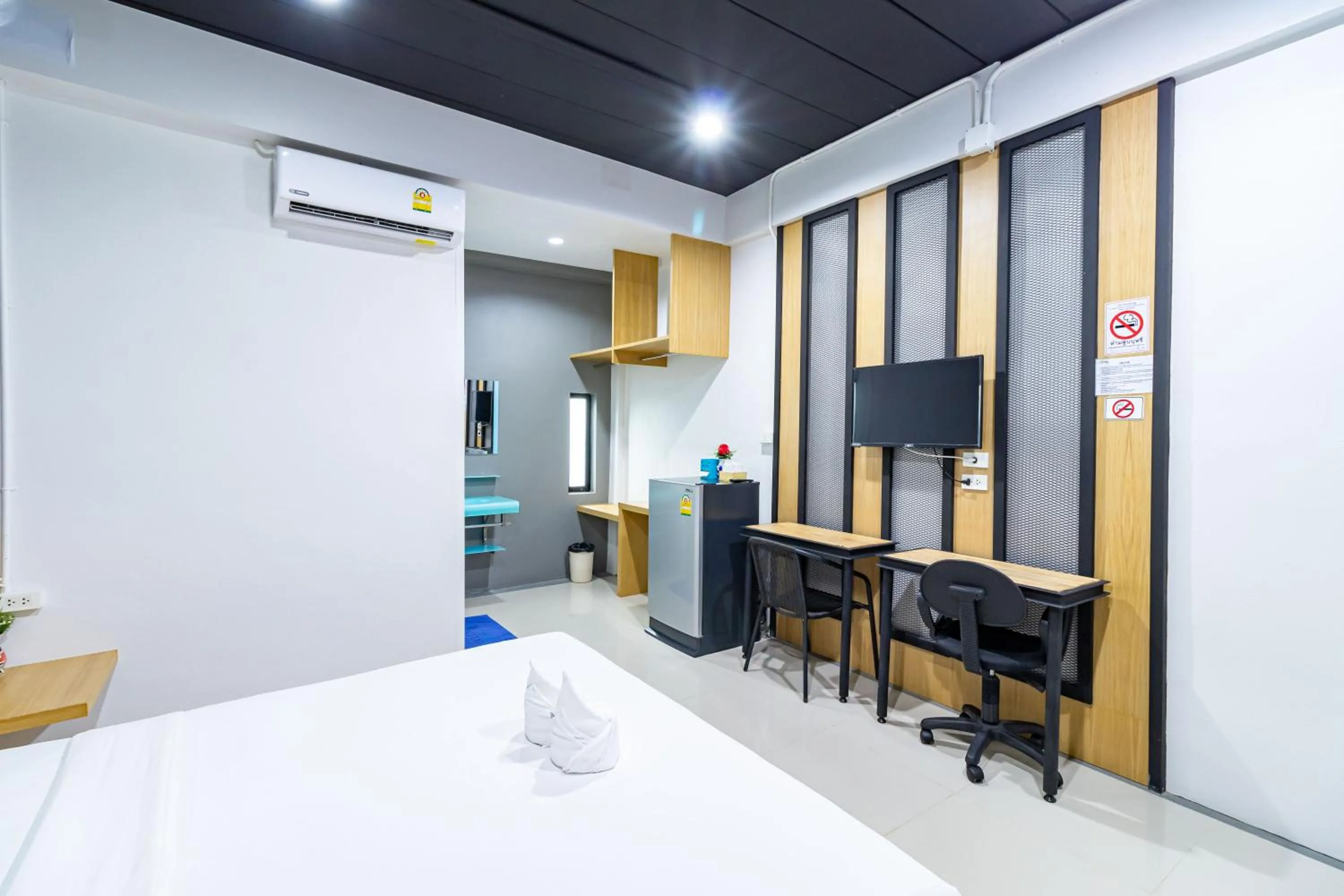 Photo of the whole room, Bed in CS Klongtoey Grand Resort