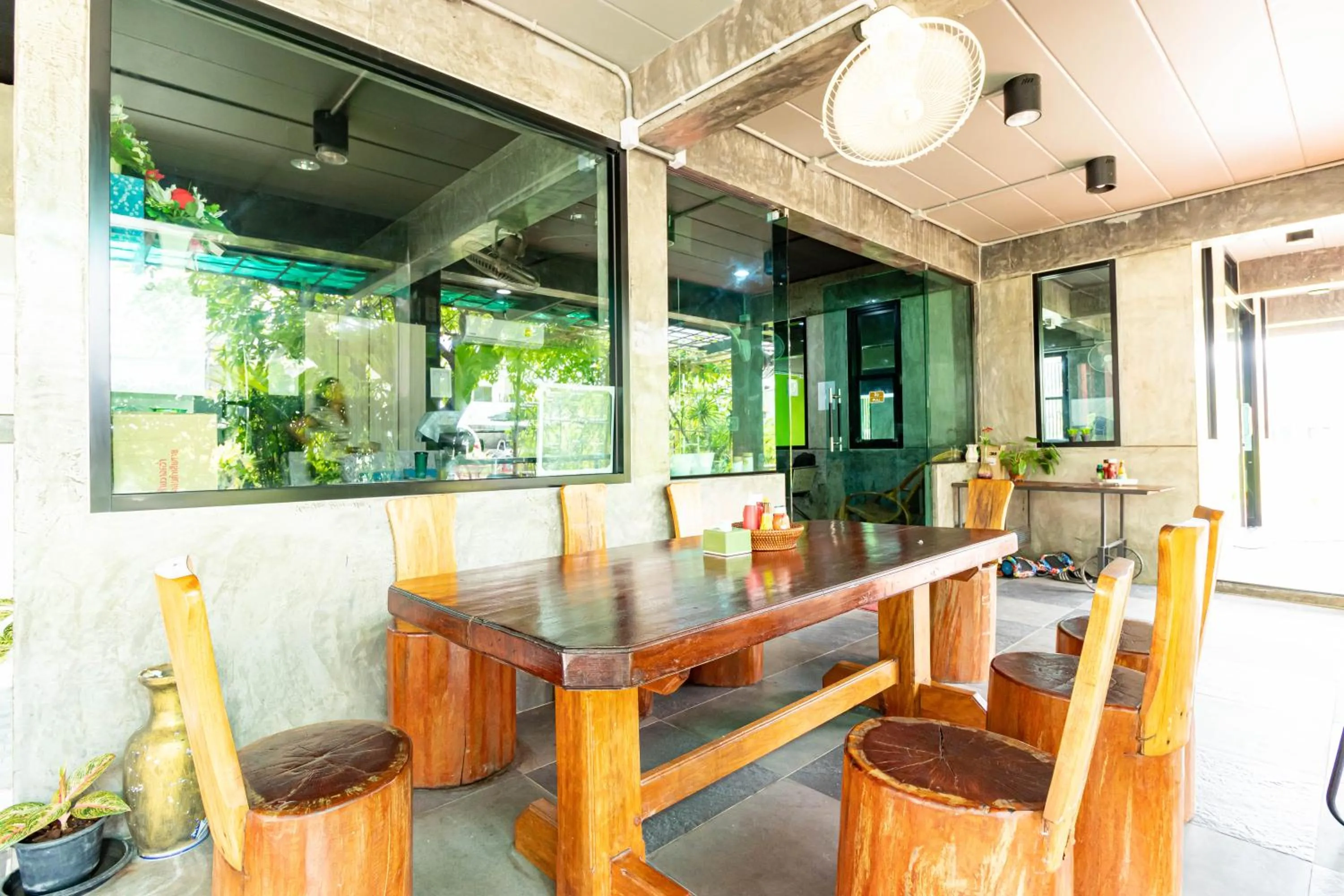 Restaurant/places to eat in CS Klongtoey Grand Resort