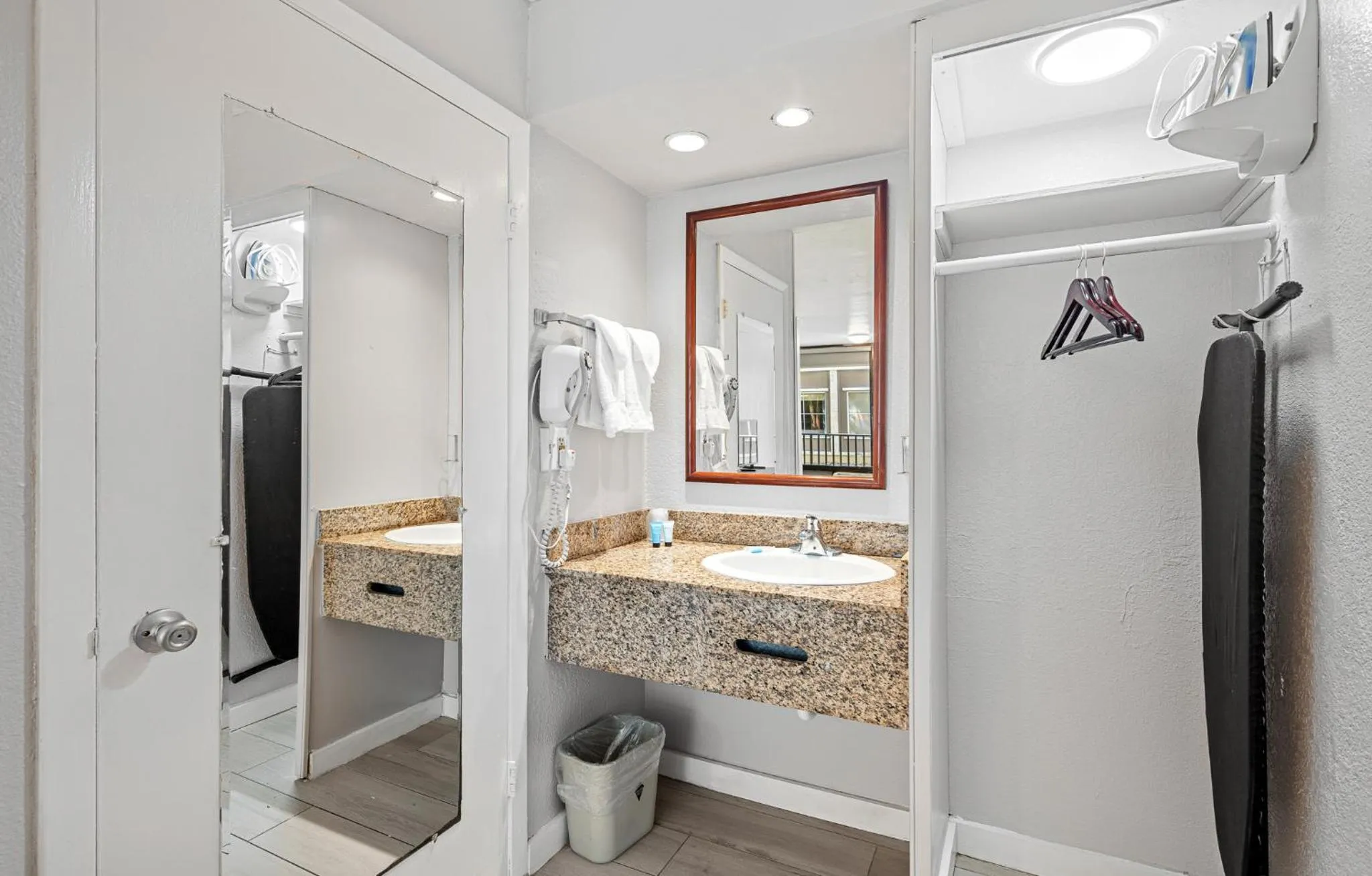 Bathroom in Hotolos Hollywood