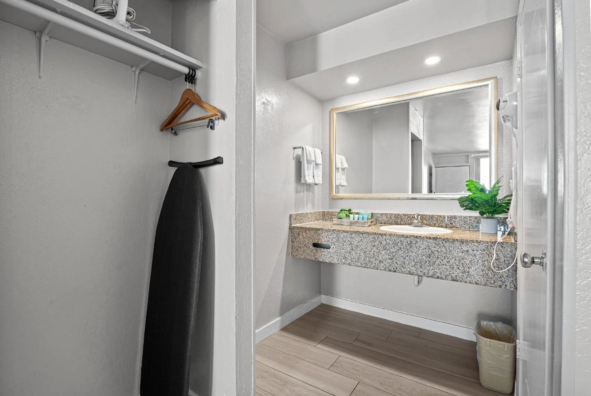 Bathroom in Hotolos Hollywood