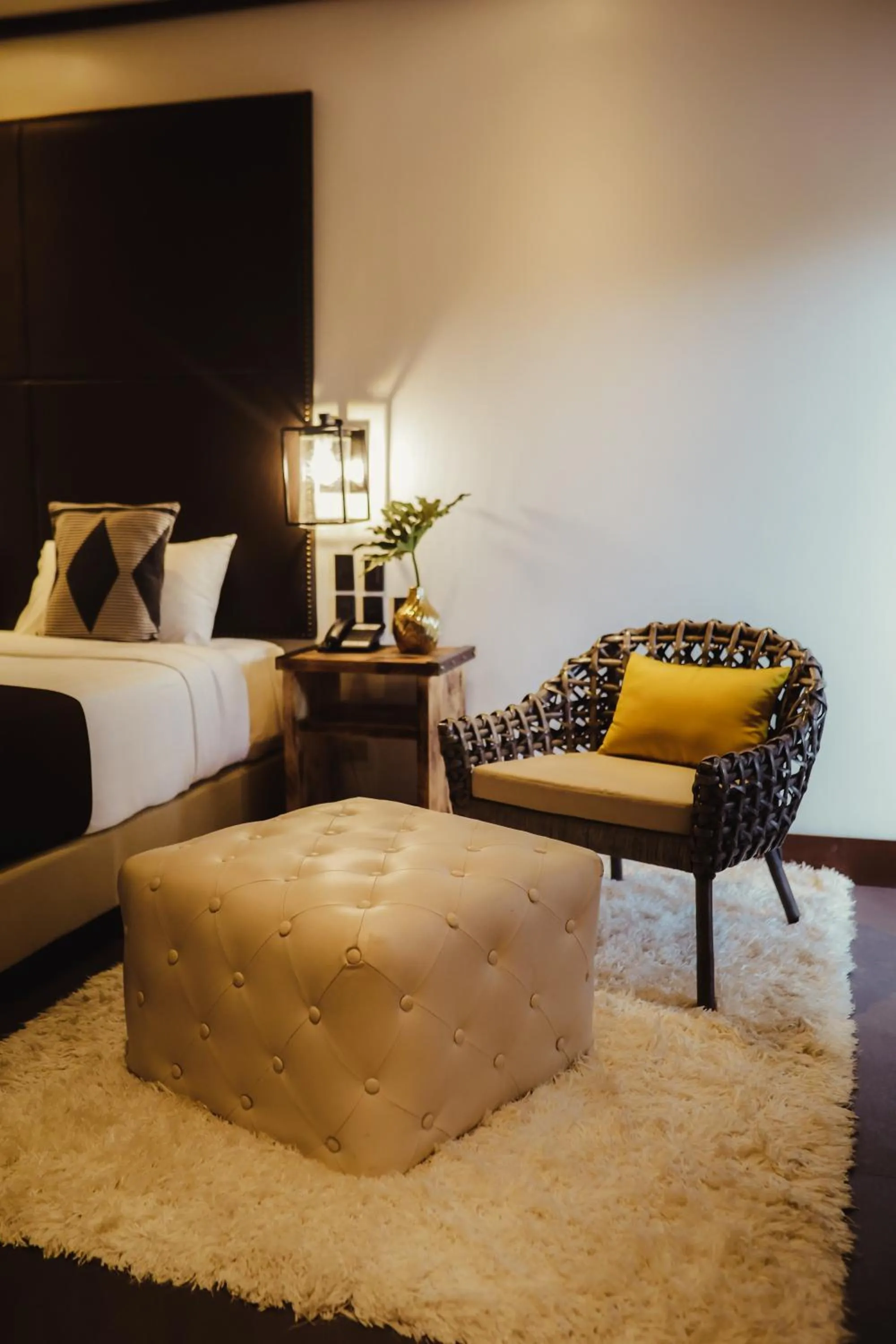 Seating area, Bed in The Bourke Hotel