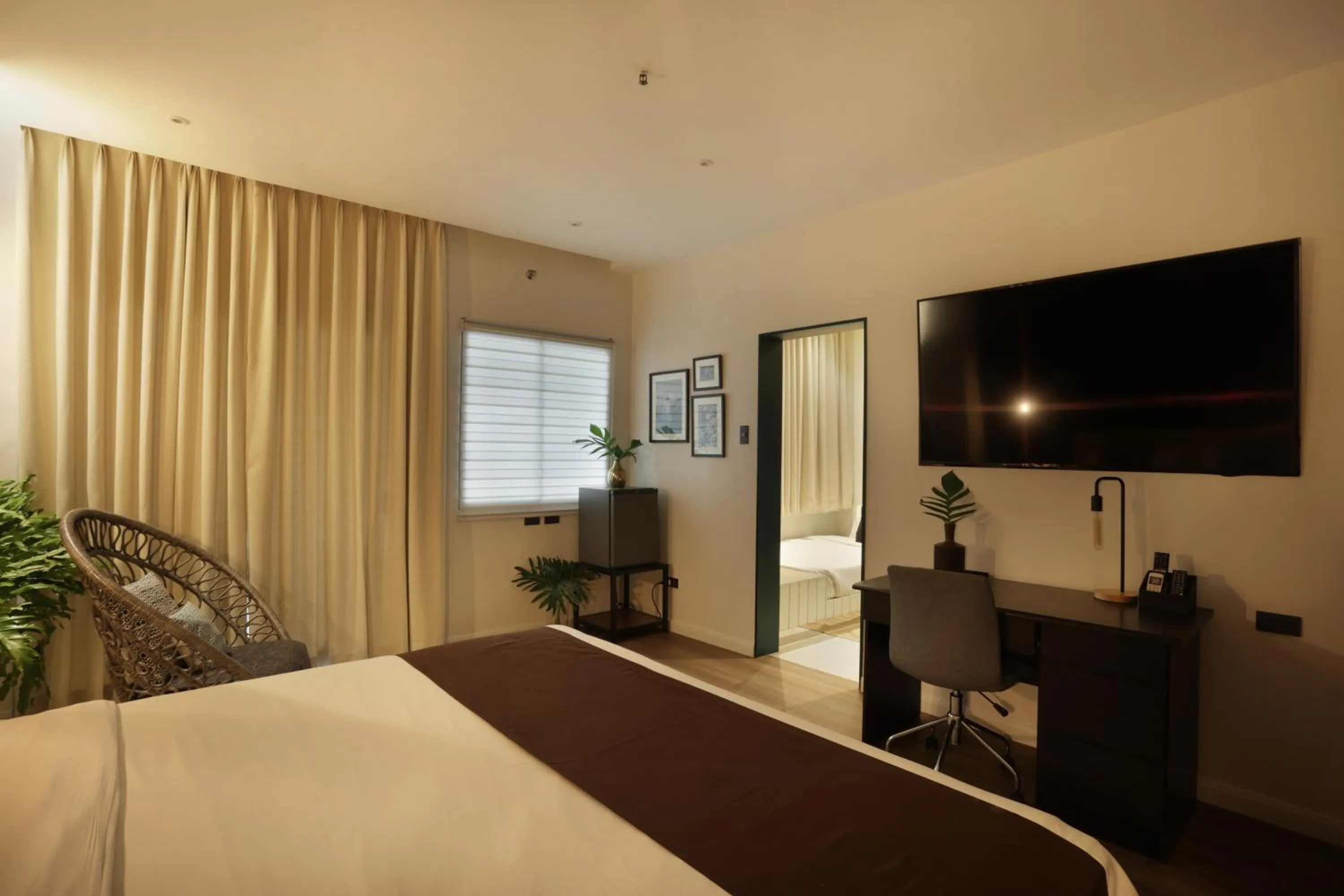 Photo of the whole room, Bed in The Bourke Hotel