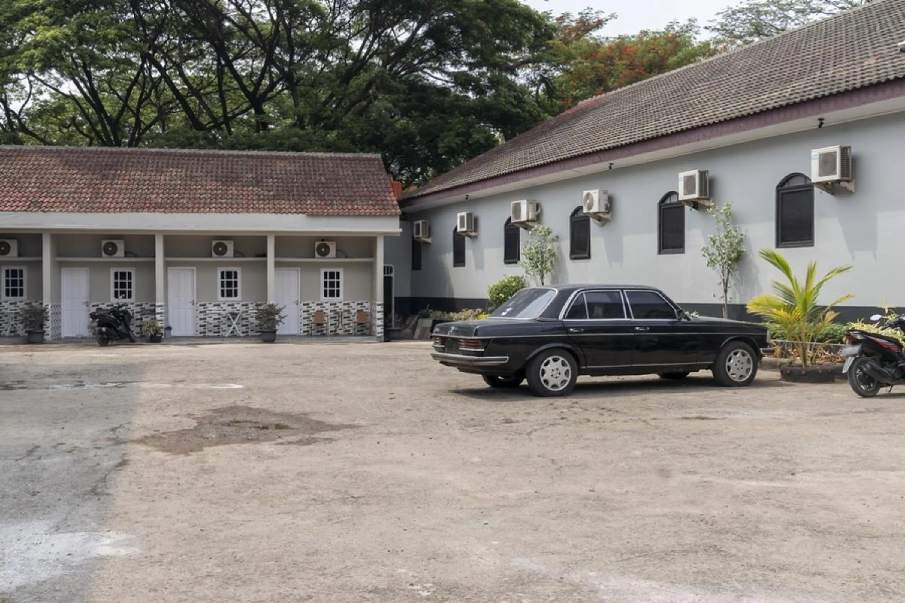 Property building in RedDoorz Plus near Tambun Station