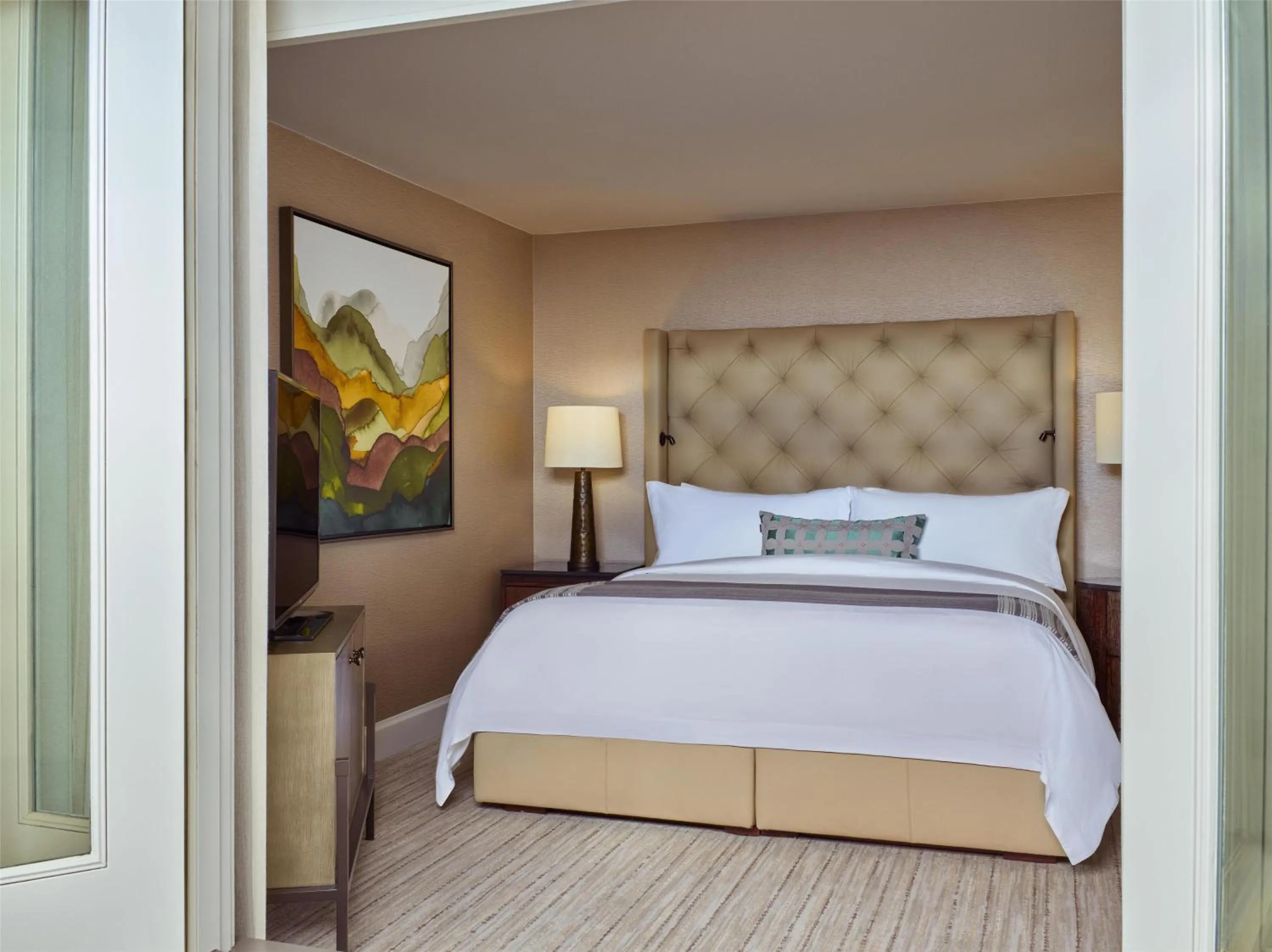 Photo of the whole room, Bed in Grand Hyatt Vail Resort and Spa