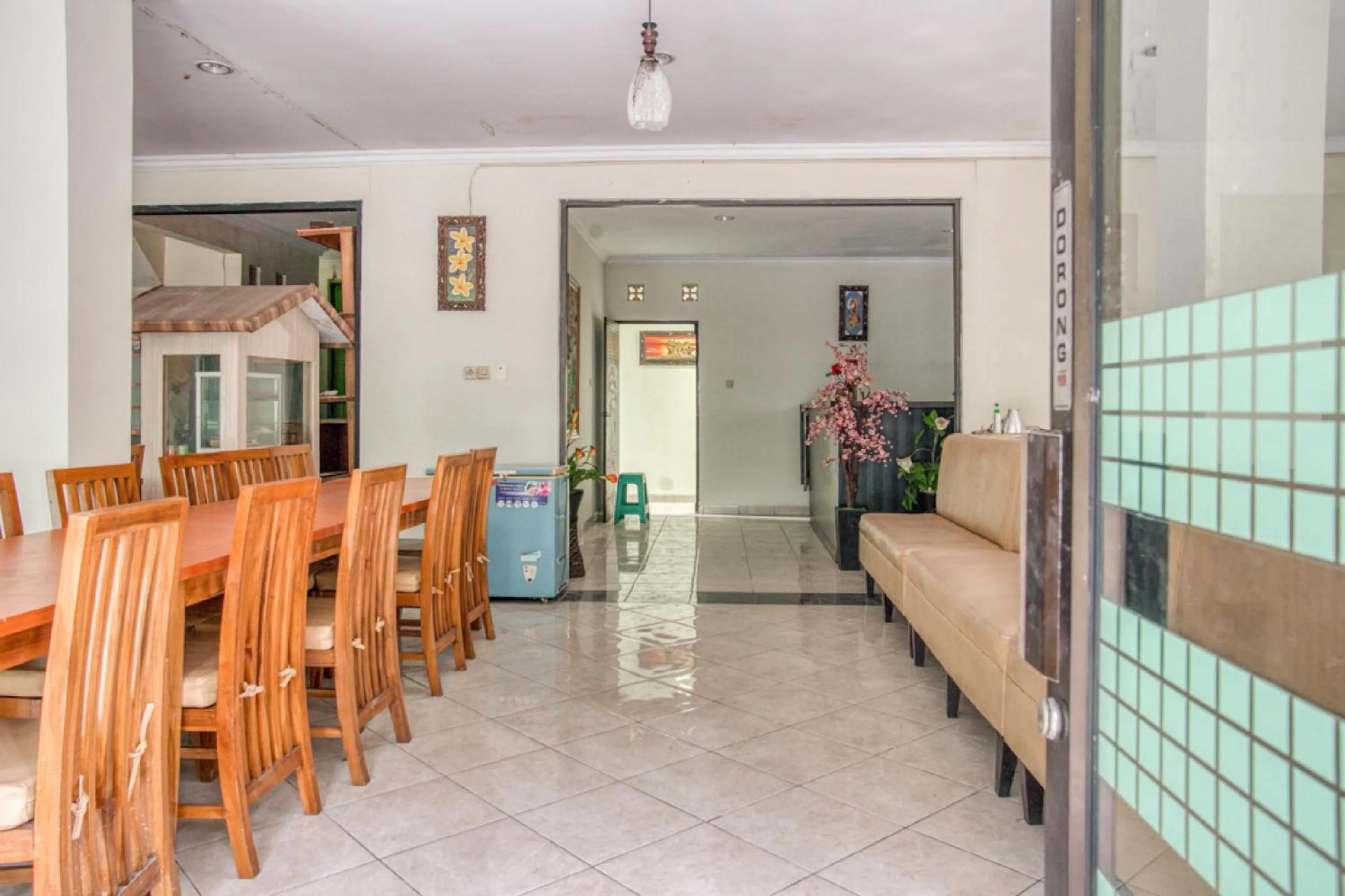 Lobby or reception in RedDoorz near Taman Mini Jakarta