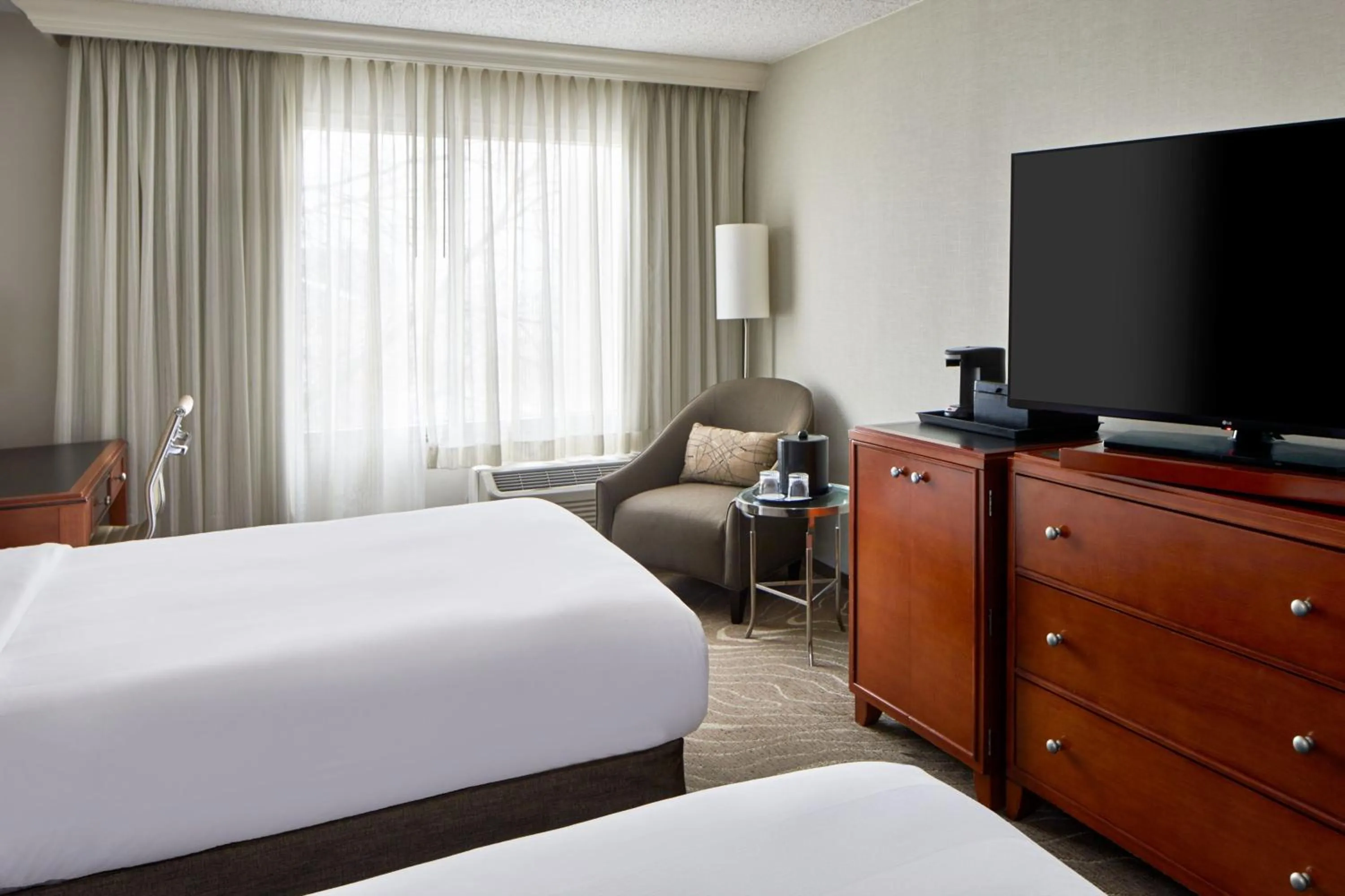 Photo of the whole room, Bed in Detroit Metro Airport Marriott
