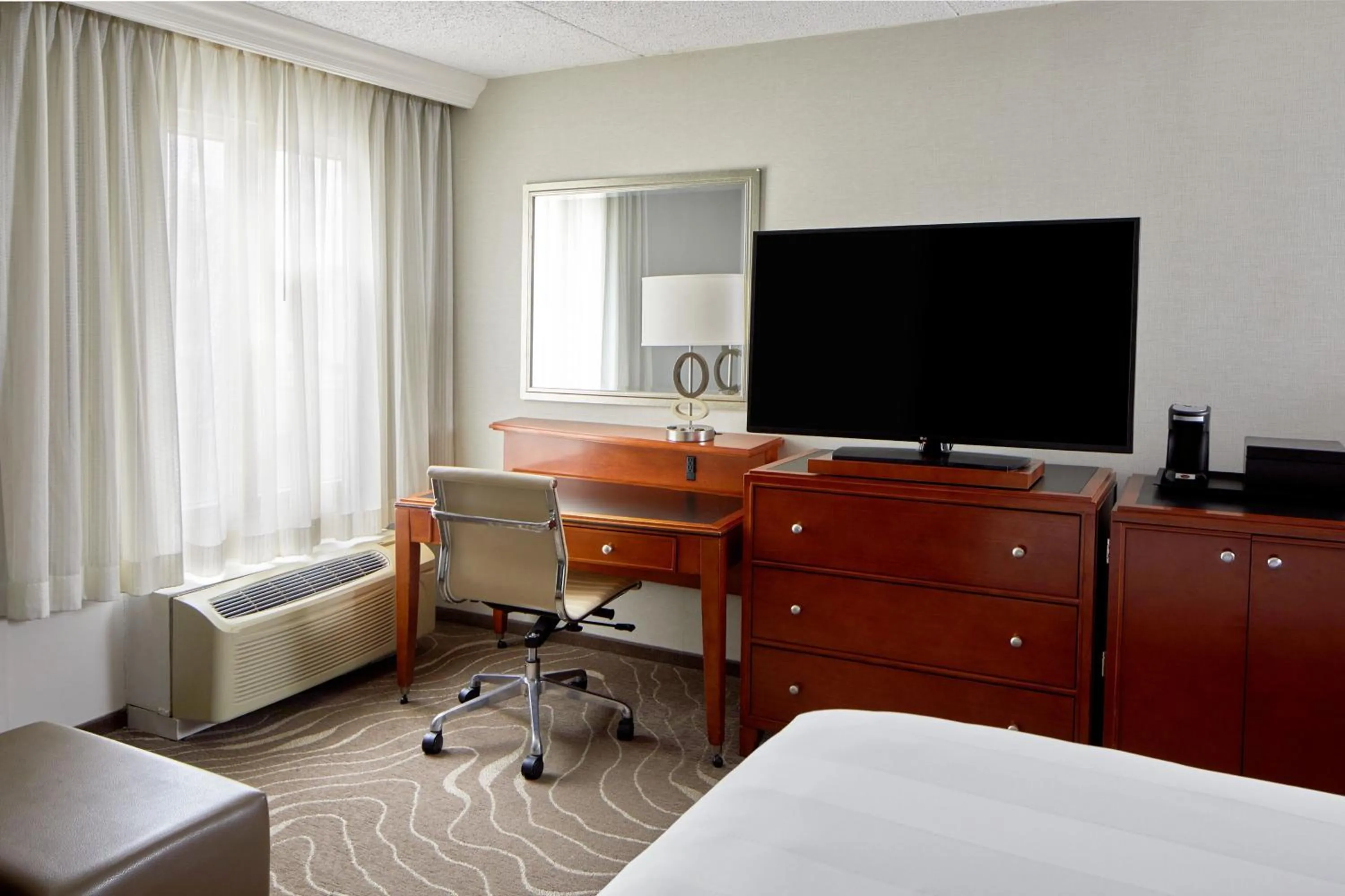 Photo of the whole room, Bed in Detroit Metro Airport Marriott