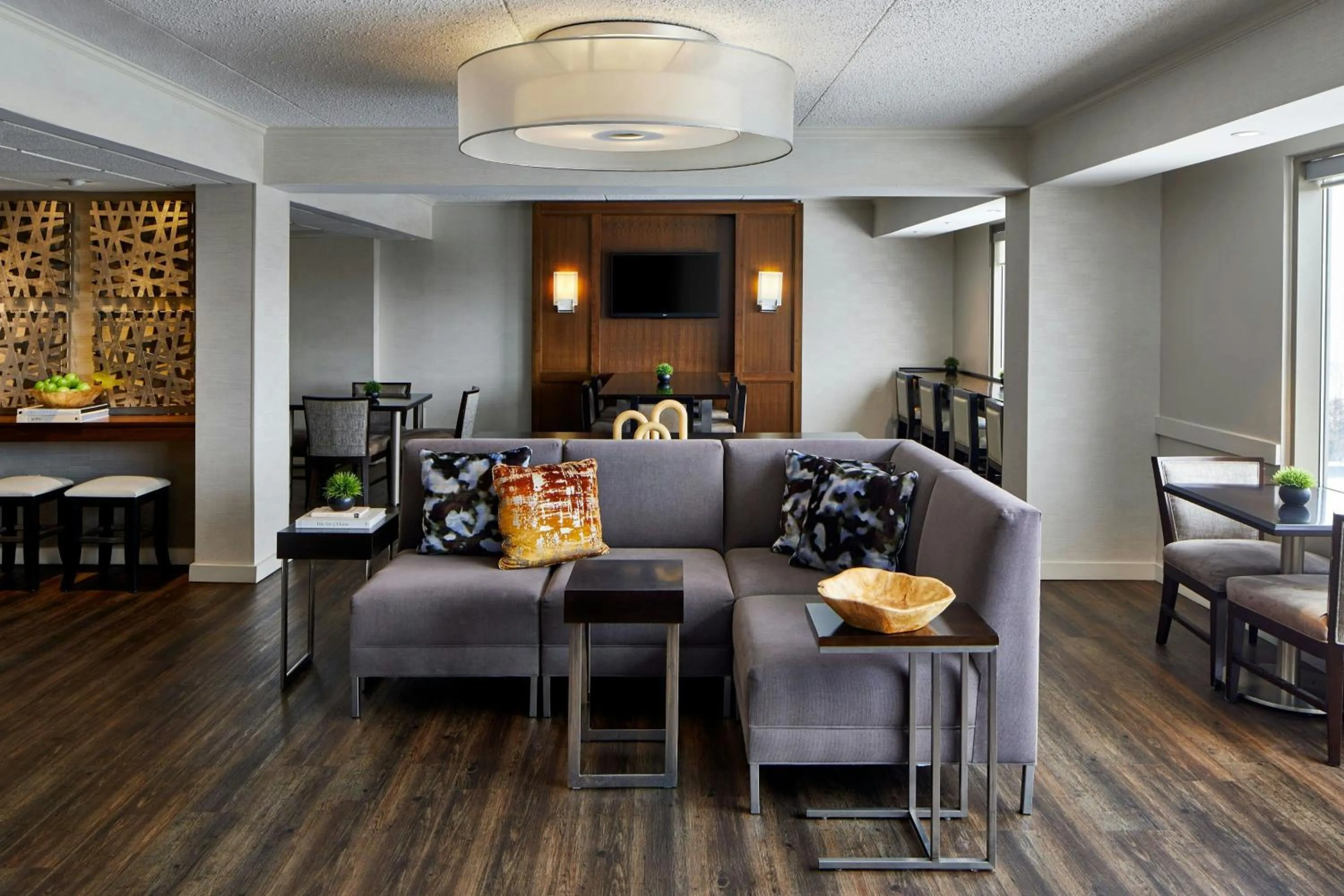 Lounge or bar in Detroit Metro Airport Marriott