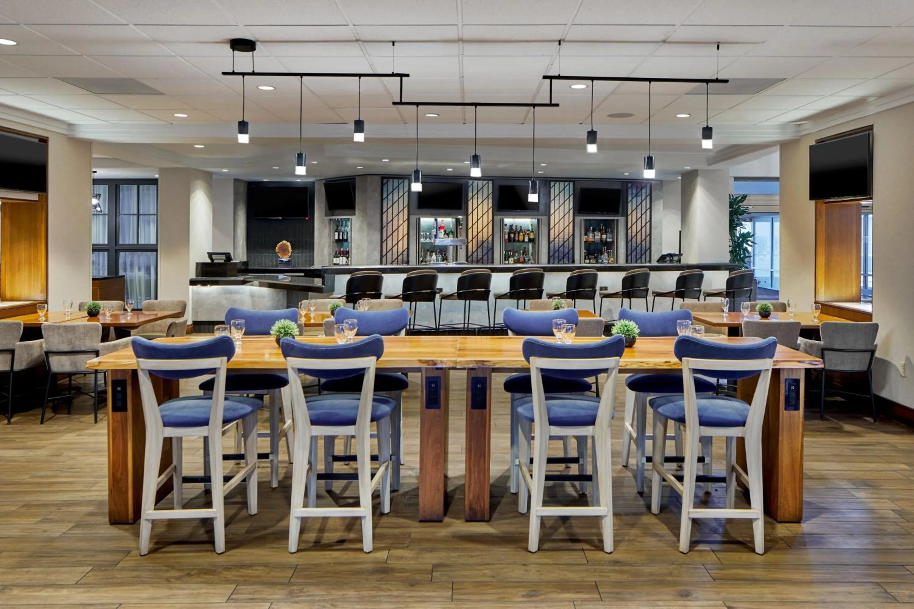 Restaurant/places to eat in Detroit Metro Airport Marriott