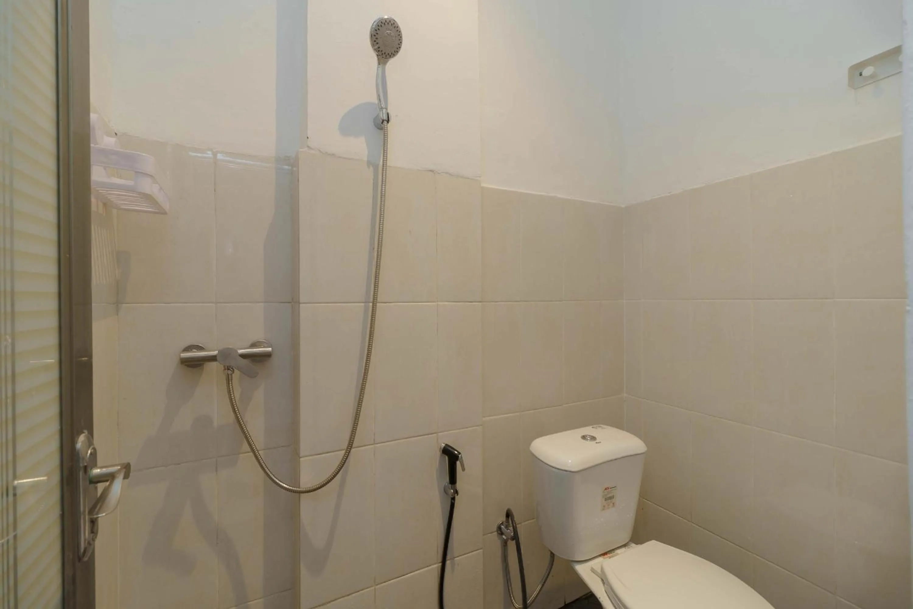 Bathroom in RedDoorz Syariah near RSUD Siti Fatimah Palembang