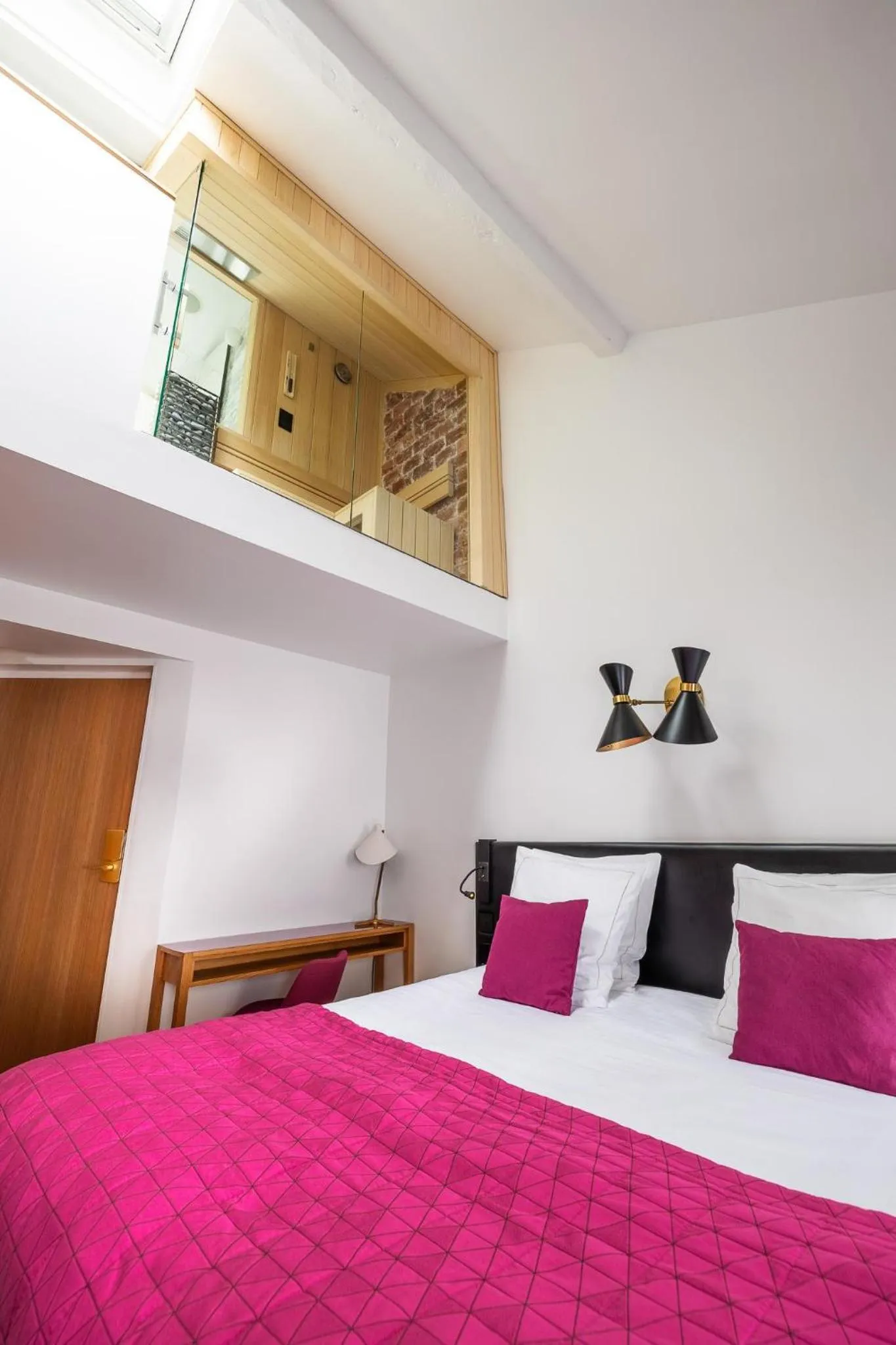 Photo of the whole room, Bed in Hôtel Artus