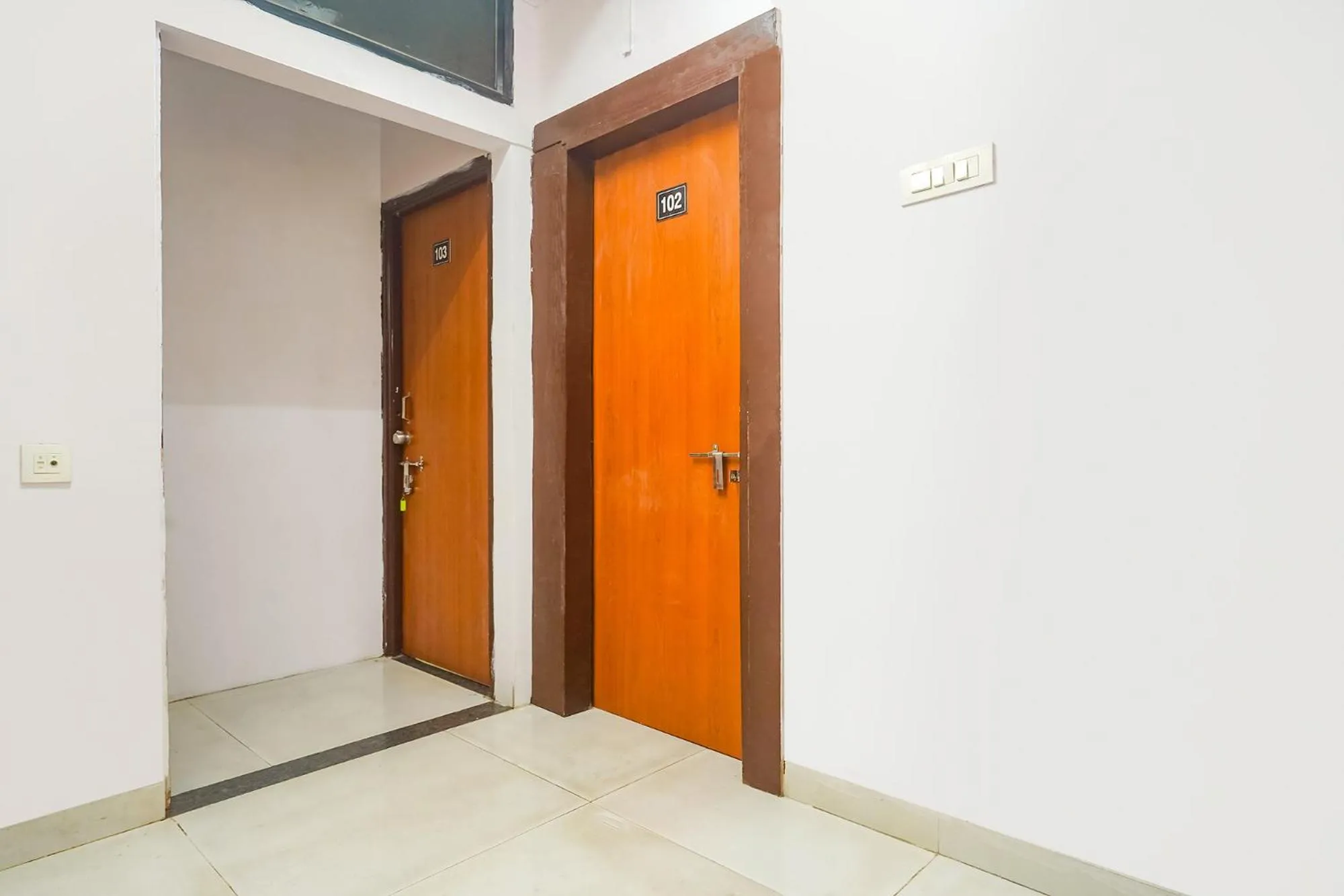 Lobby or reception in FabExpress Shraddha inn