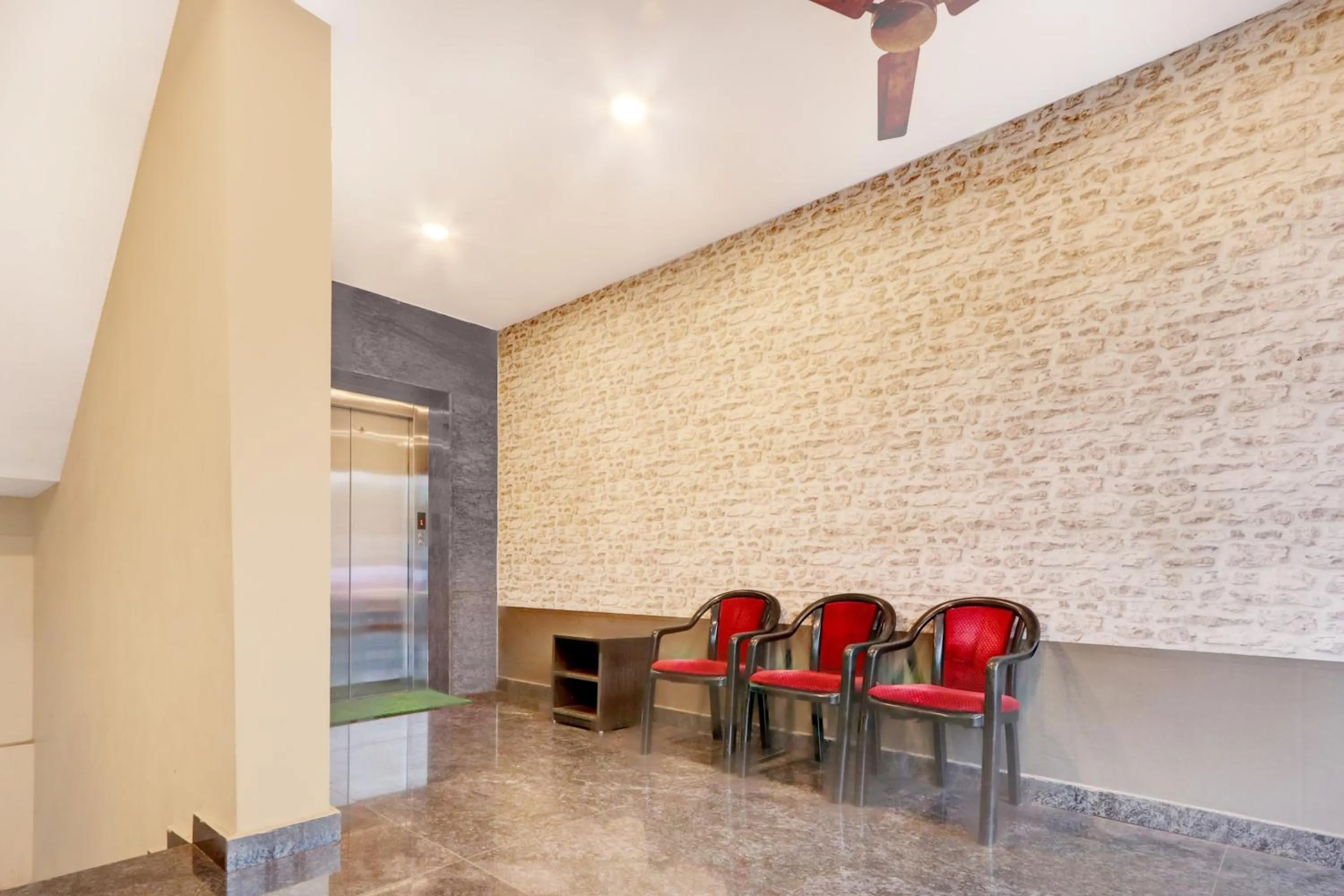 Lobby or reception in Super Townhouse Daba Garden Road