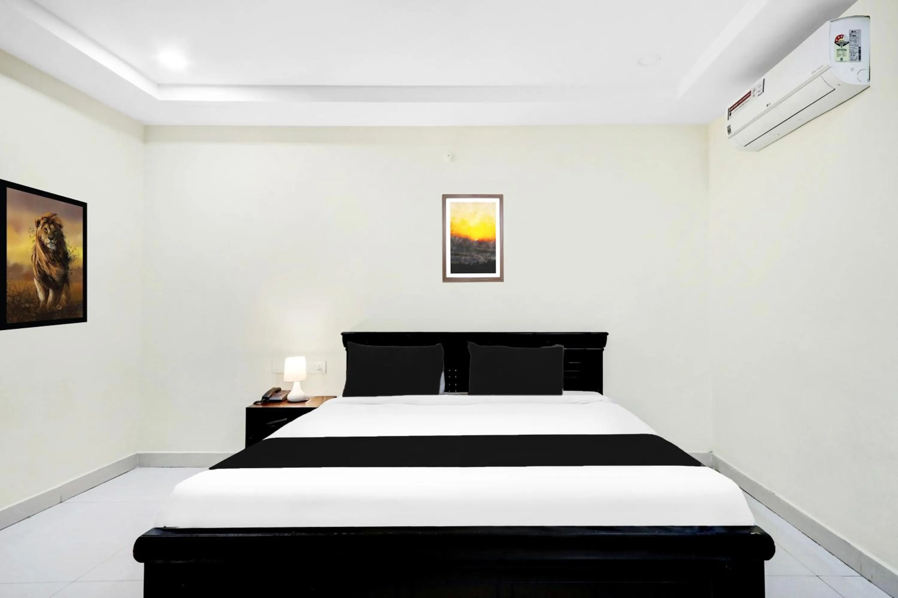 Bedroom, Bed in Super Townhouse Daba Garden Road