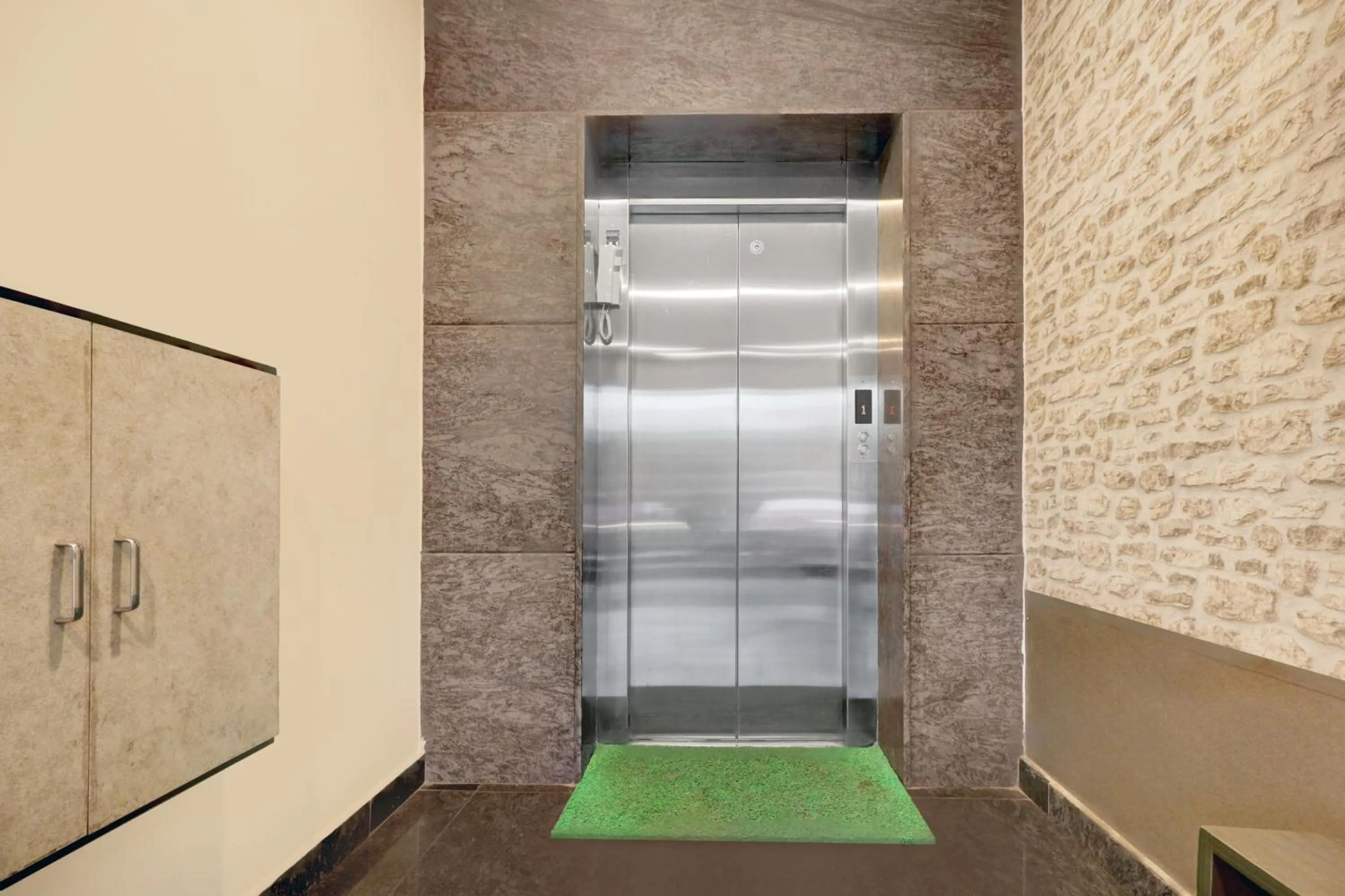 Lobby or reception in Super Townhouse Daba Garden Road