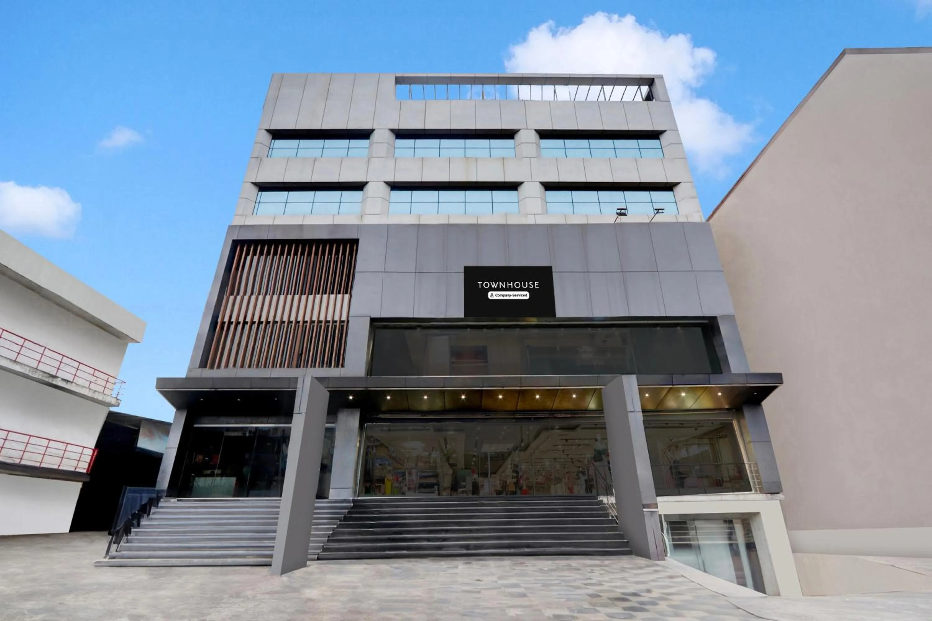 Facade/entrance in Super Townhouse Daba Garden Road