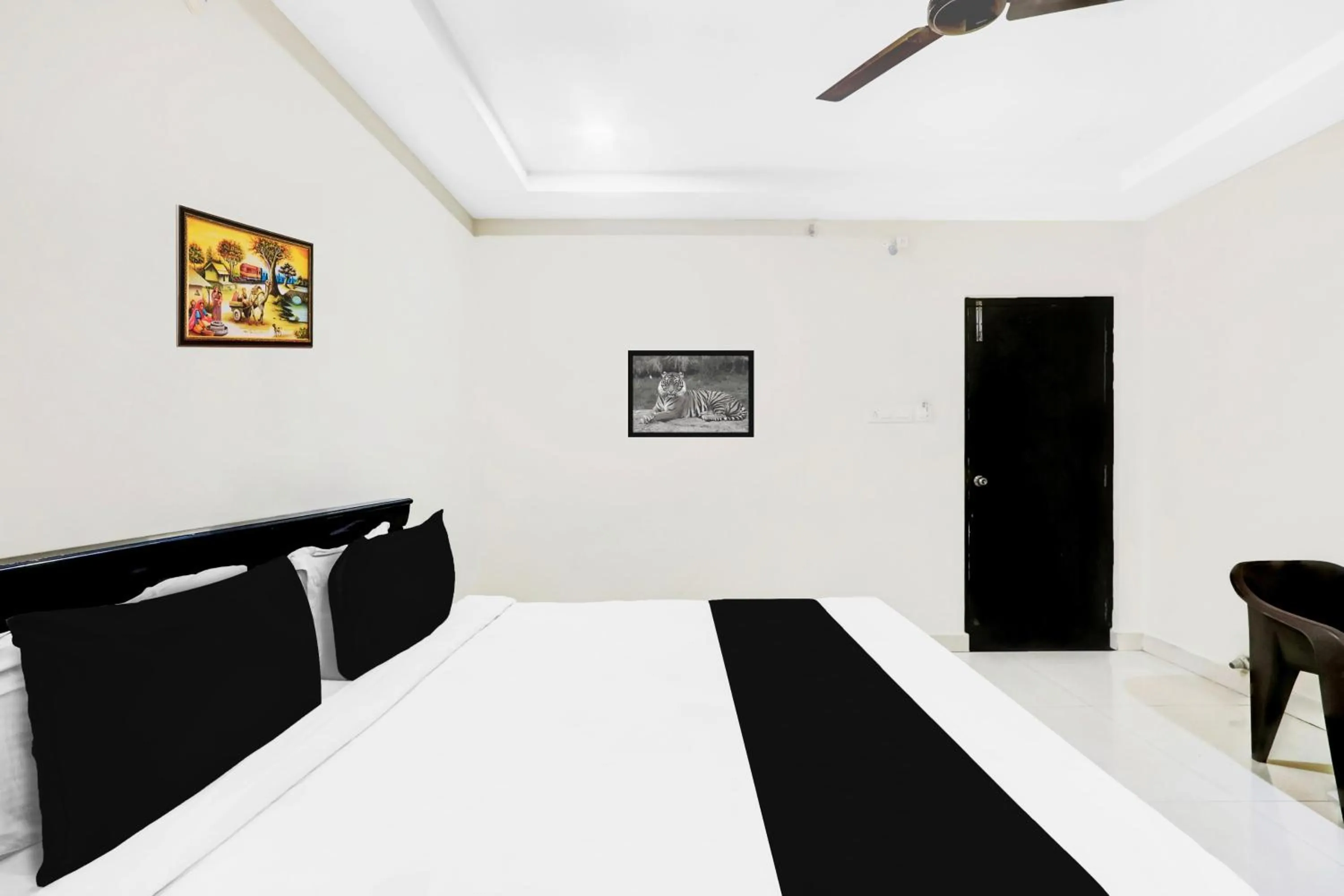 Bedroom, Bed in Super Townhouse Daba Garden Road